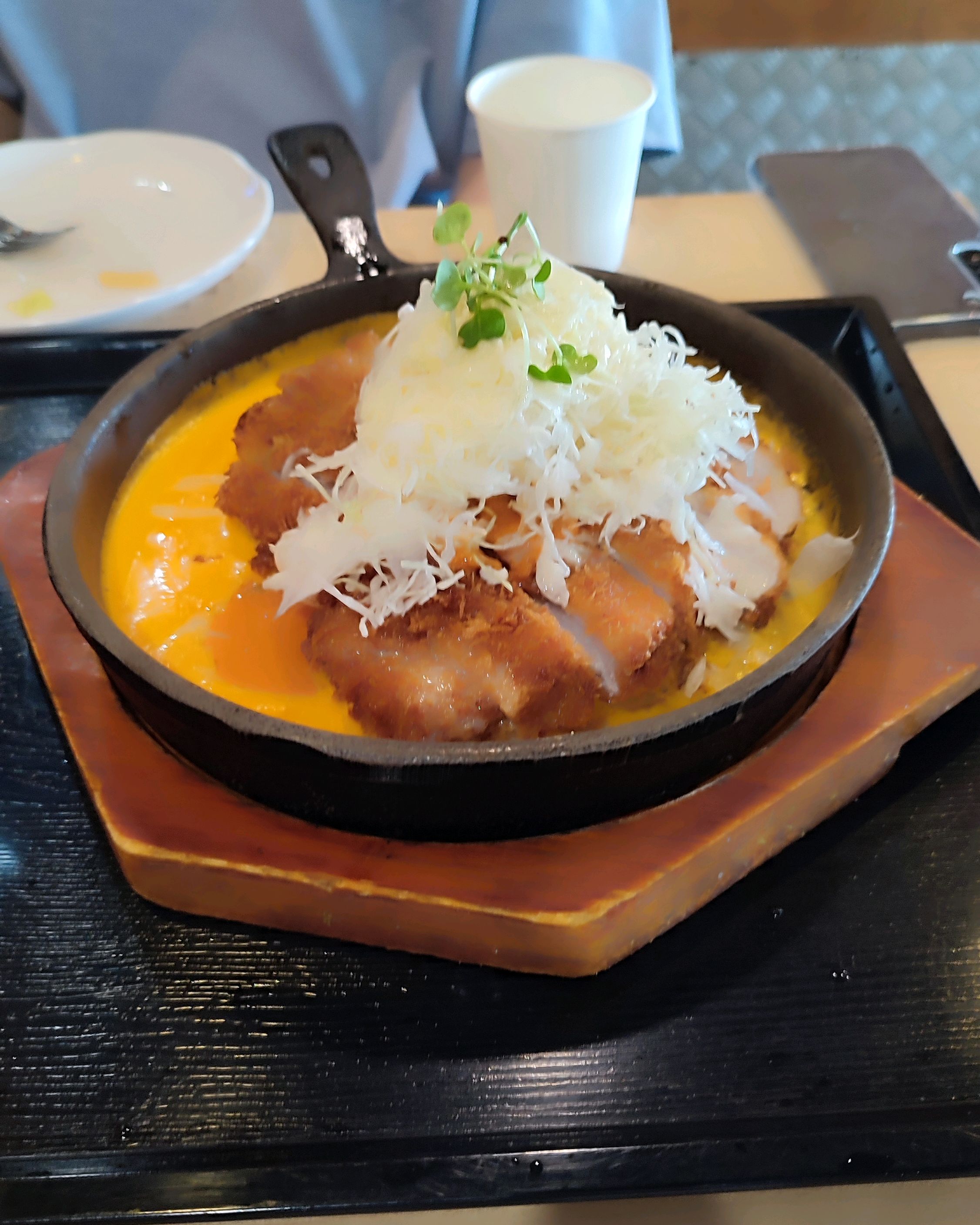 볶음 우동 중간 맛은 신 라면보다 약간 덜 매워요 - 용인 처인구 맛집 홍익돈까스 처인구점
