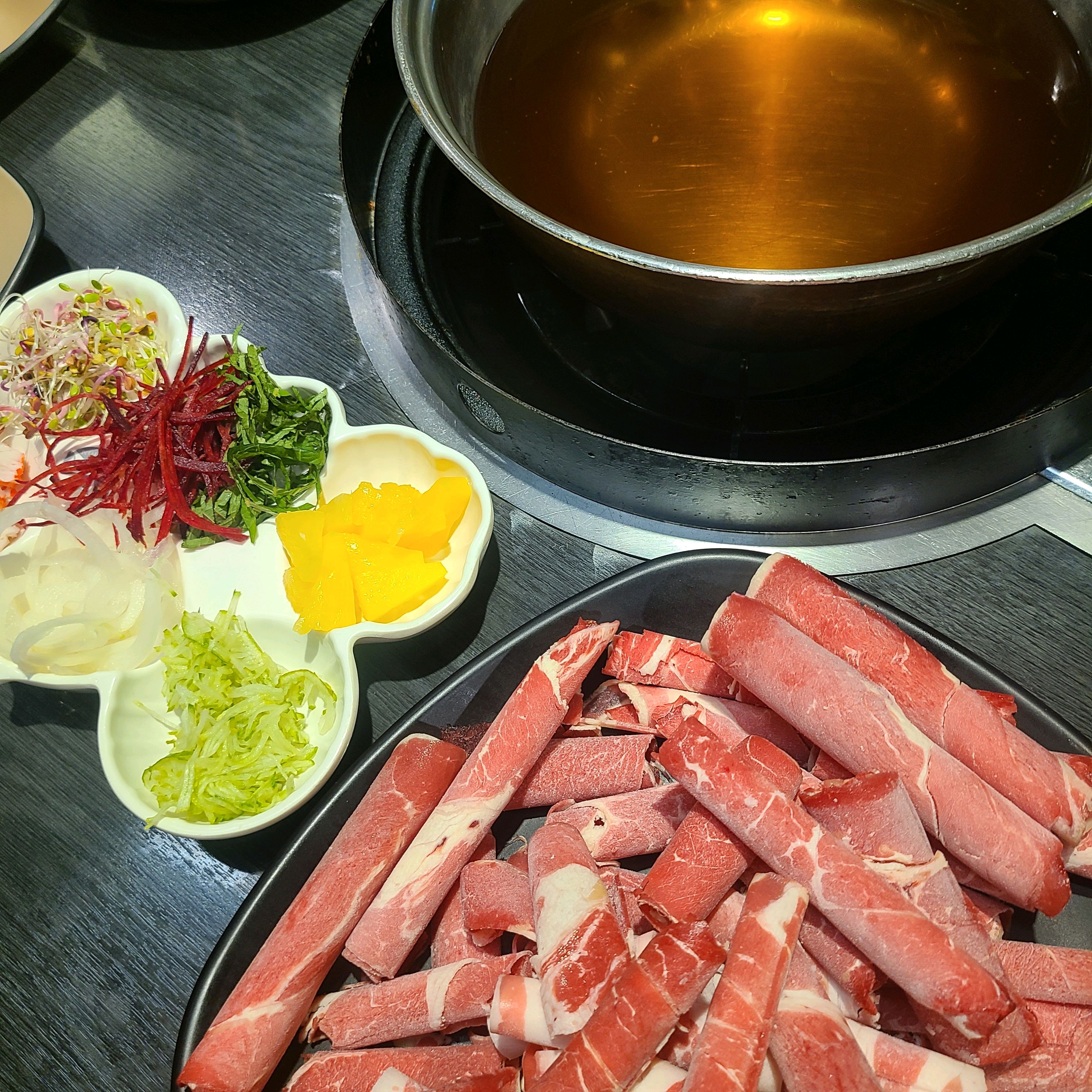 셀프바에서 채소, 수제비 등을 원하는대로 가져다 먹을 수 있습니다. 식사 후에는 후식도 먹