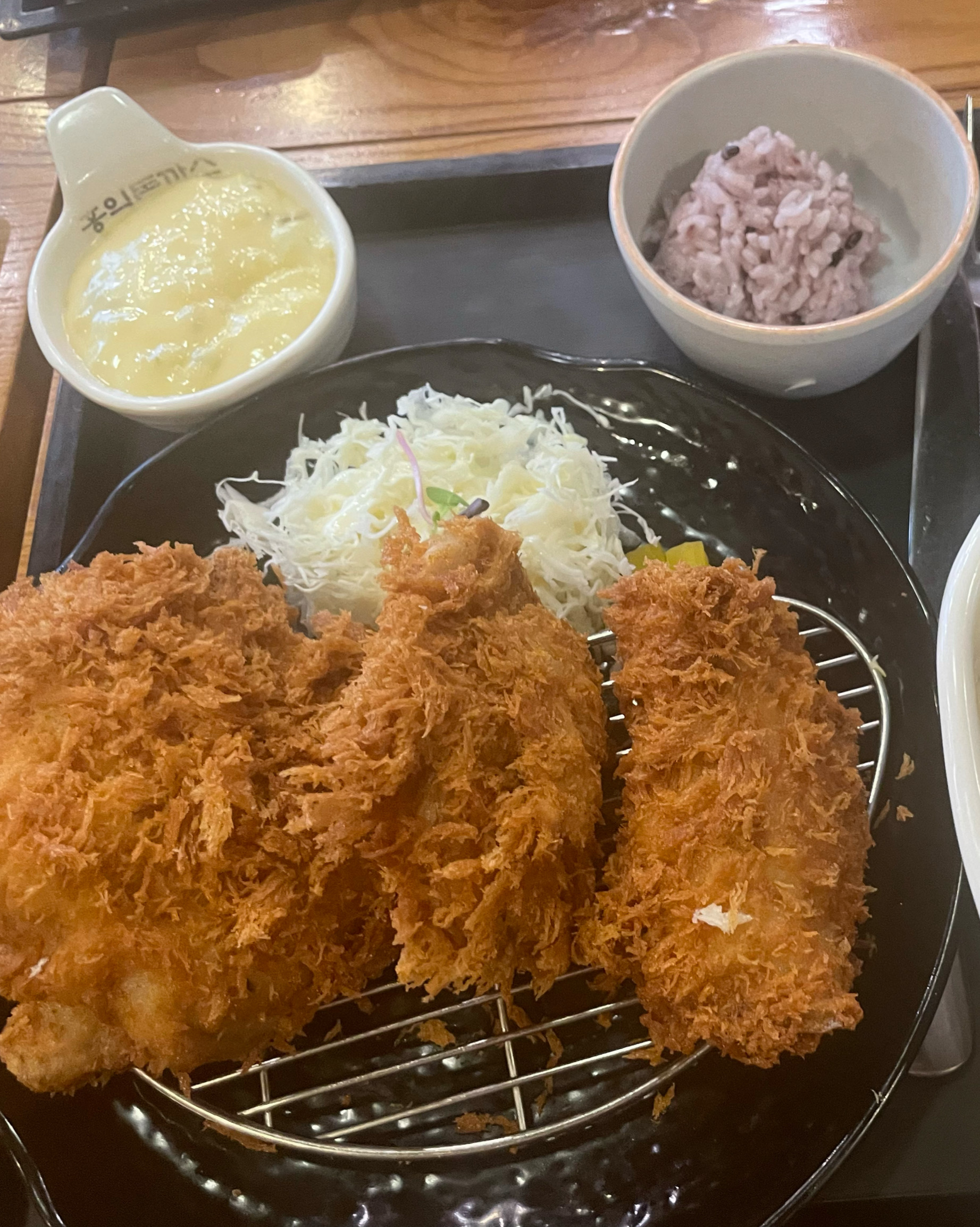 생선까스, 치즈카츠 먹었어요. 치즈도 많고 깻잎이 있어서 느끼함도 잡아주는것 같아요. - 세종 맛집 홍익돈까스 세종점