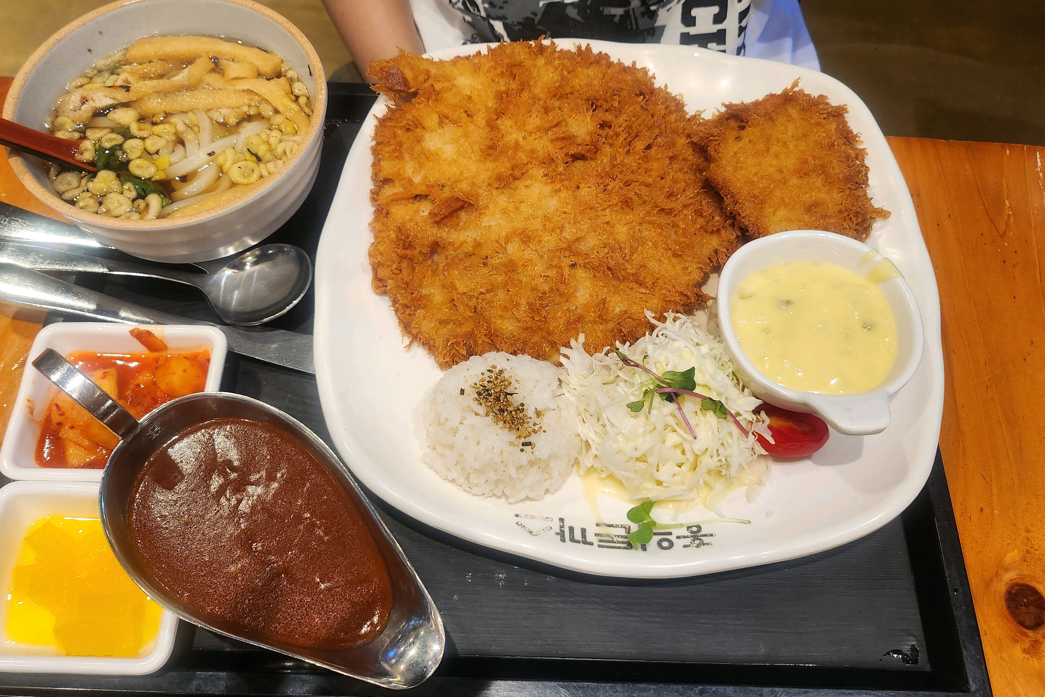 멋진 아들과 데이트로 맛나게 먹었어요 - 병점 맛집 홍익돈까스 병점점