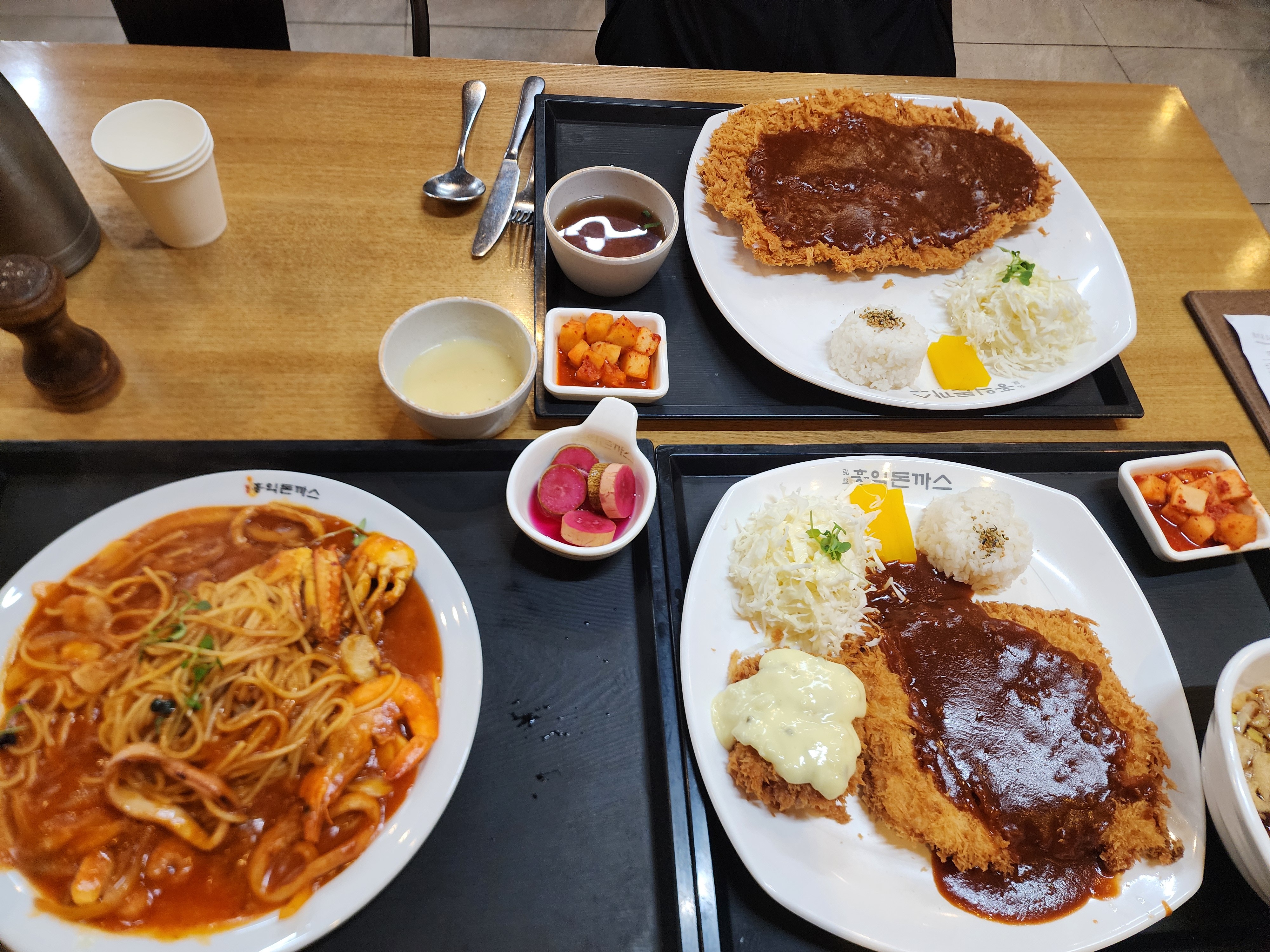 돈가스가 크고 얇고 바삭거려요 음식은 빨리 나오는 편인고 스파게티는 쏘쏘구요 주차는 가게