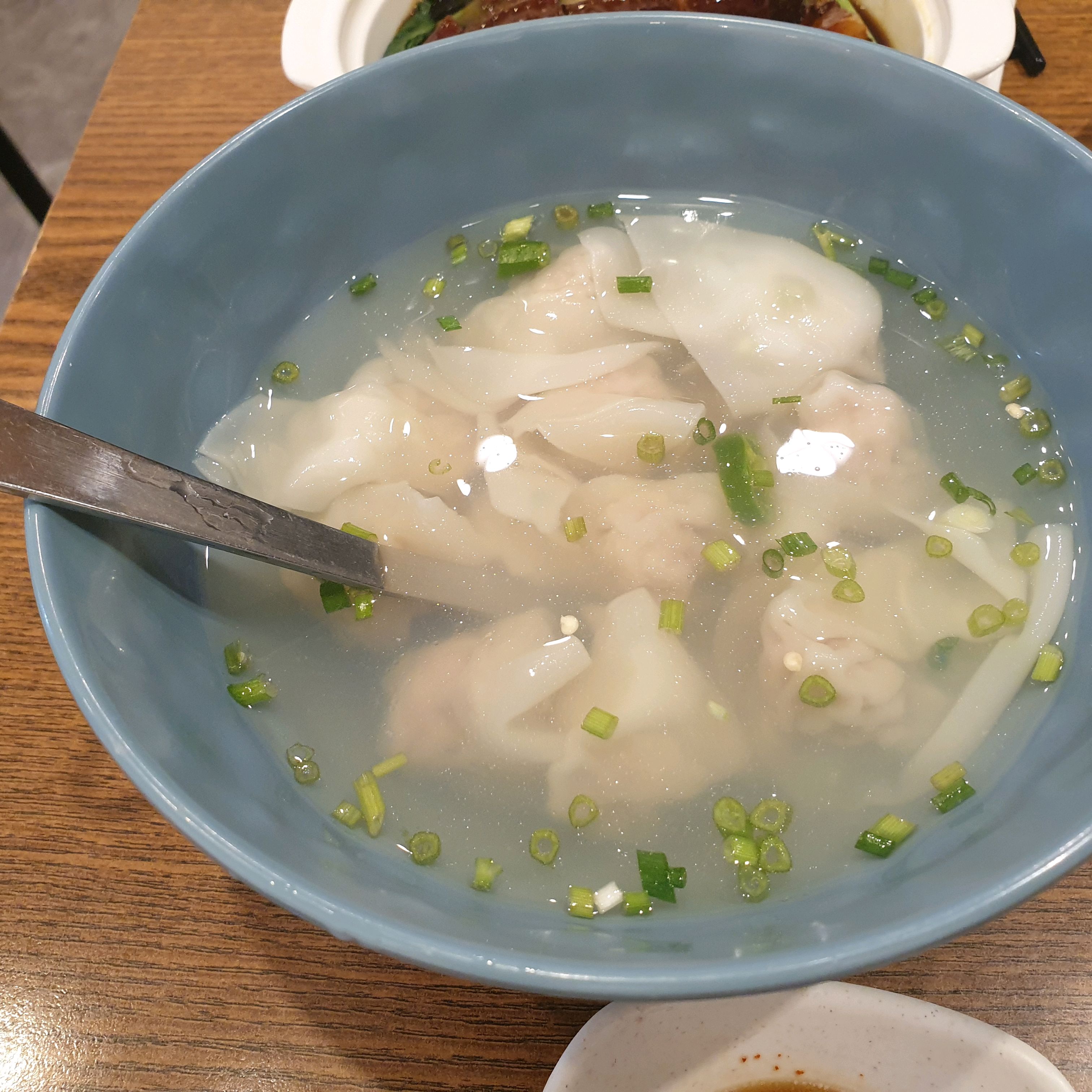 메뉴는 심플하게 4개만 판매중이어서 고르기 수월했어요. - 망원동 맛집 만두란