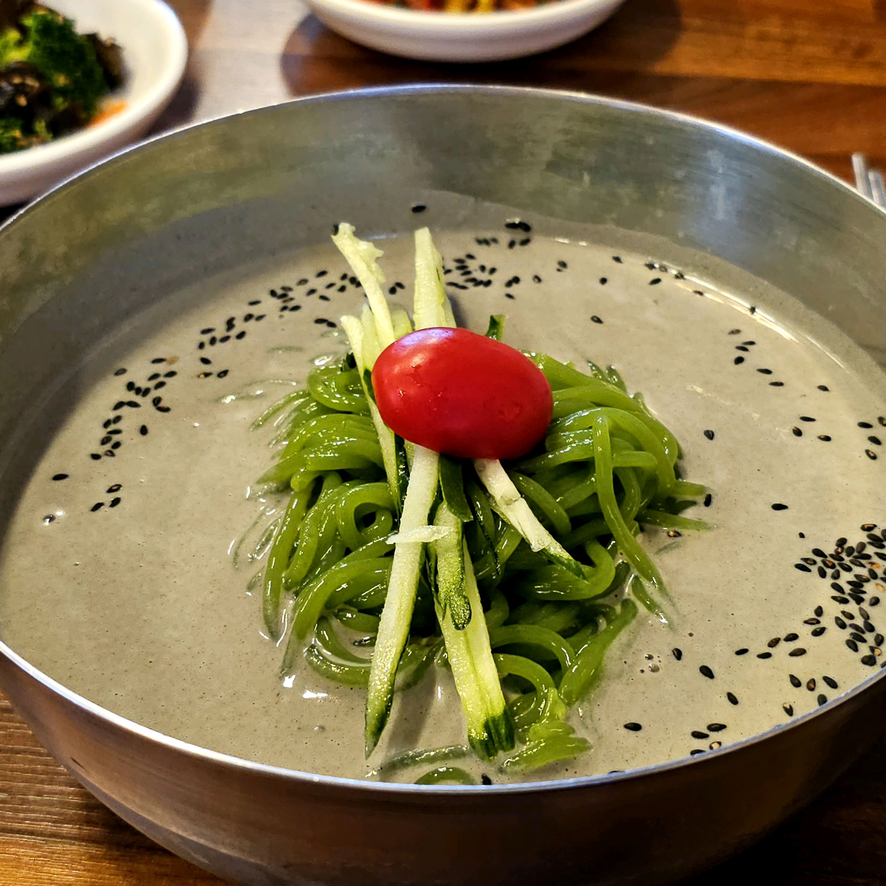 30분 기다렸지만 올해 먹음 콩국수 중 제일 맛있었네요. 보통 콩가루에 두유타서 만드는 콩