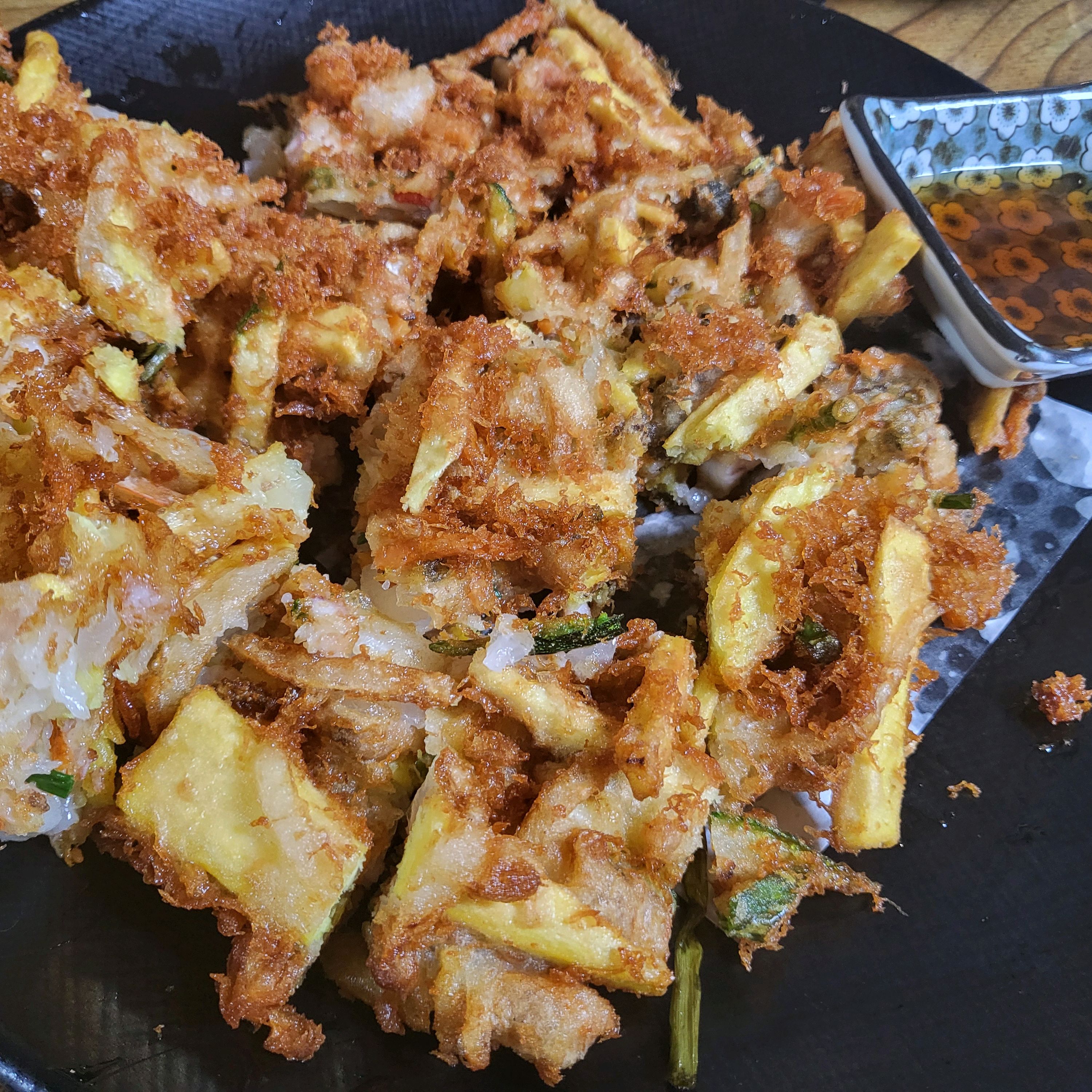 꽈뜨로 파전 직접자를수 있게 가위와 집게 주셔서 - 경포대 맛집 강문칼국수