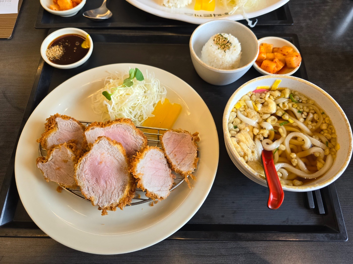 돈가스 크기는 완존 커요 써는데 자꾸 한조각이 두개되고 배로 되길래 안을 보니 고기 덩어리