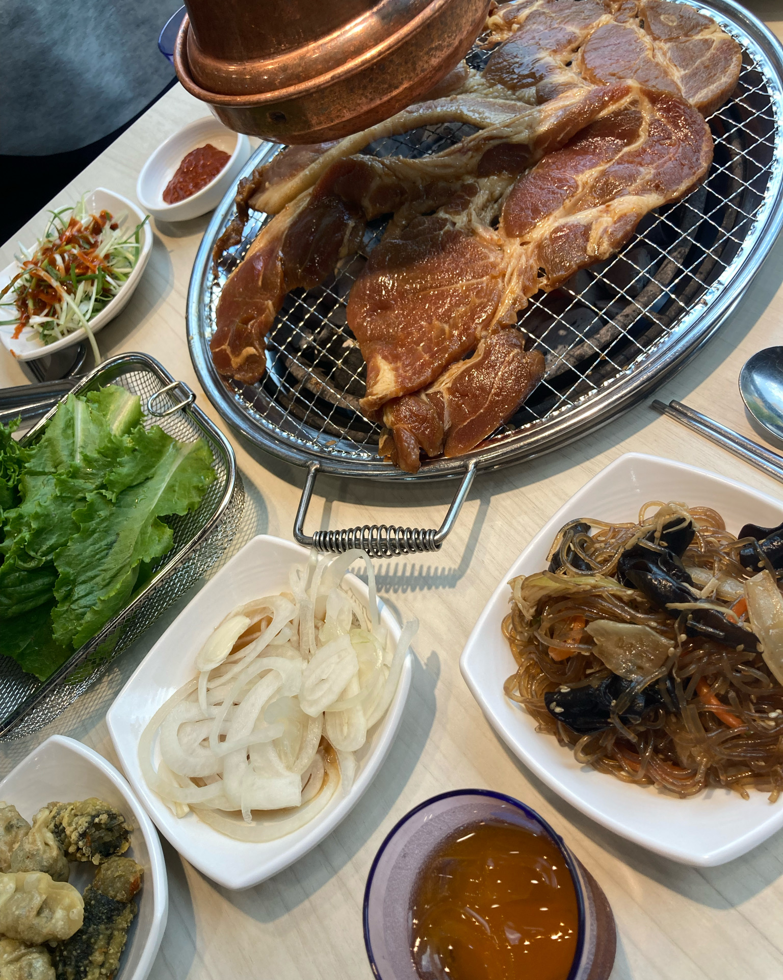 친구랑 둘이서 명륜진사갈비 왔는데 리뉴얼 돼서 그런가 고기 종류랑 셀프바 종류도 많아져서 