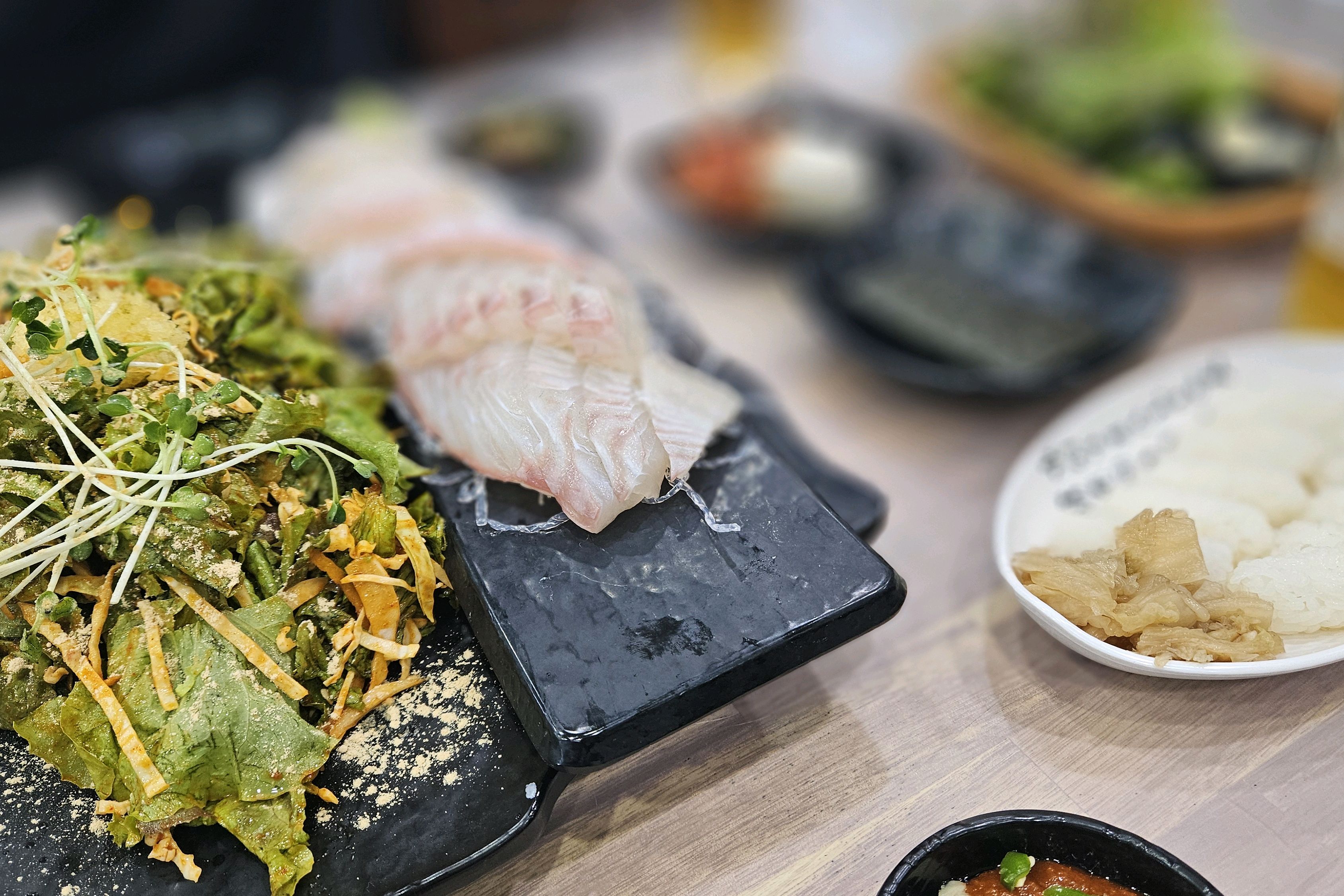 셋이서 완도막회(대) 58.,바지락 칼국수 6.주문해서 맛있게 먹고왔어요. 매장도 시원해서