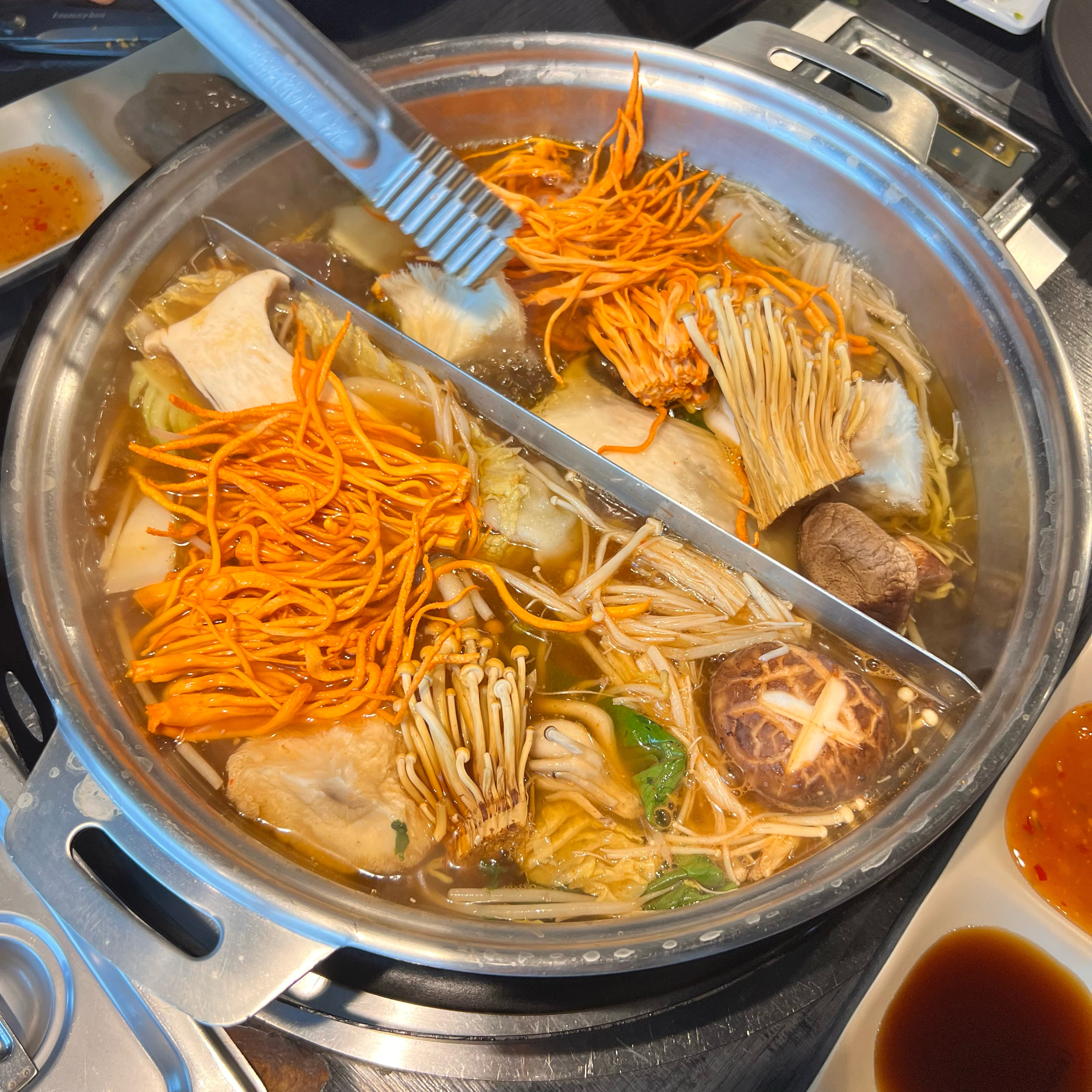 가족 외식하러 갔는데 샤브샤브에 고기랑 버섯 다같이 먹으니까 맛있었어요 - 부천역 맛집 소담촌 부천역점