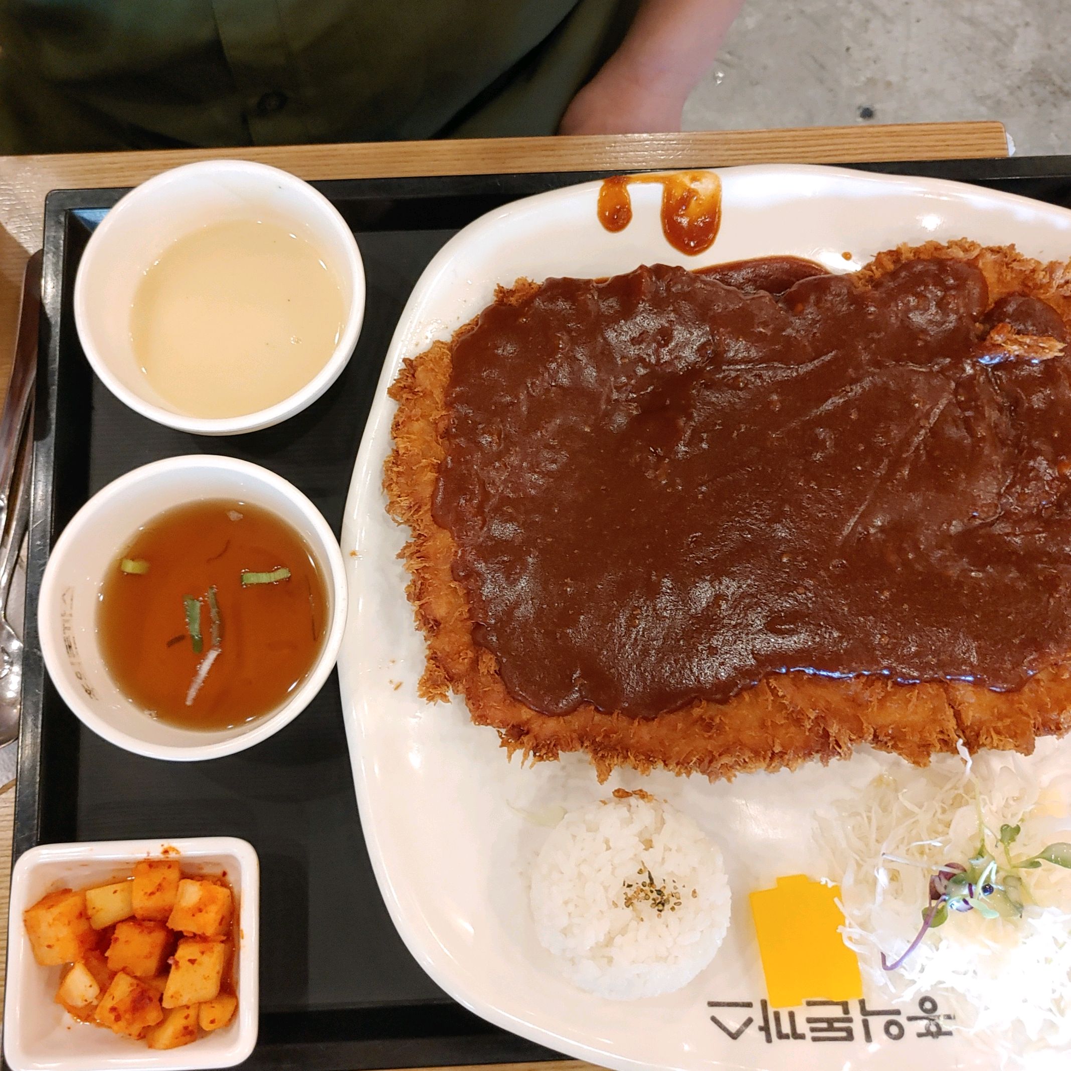 돈까스는 정말 맛있고 양이 엄청 많습니다. 1인분 절대아님. - 초지동 맛집 홍익돈까스 안산초지점