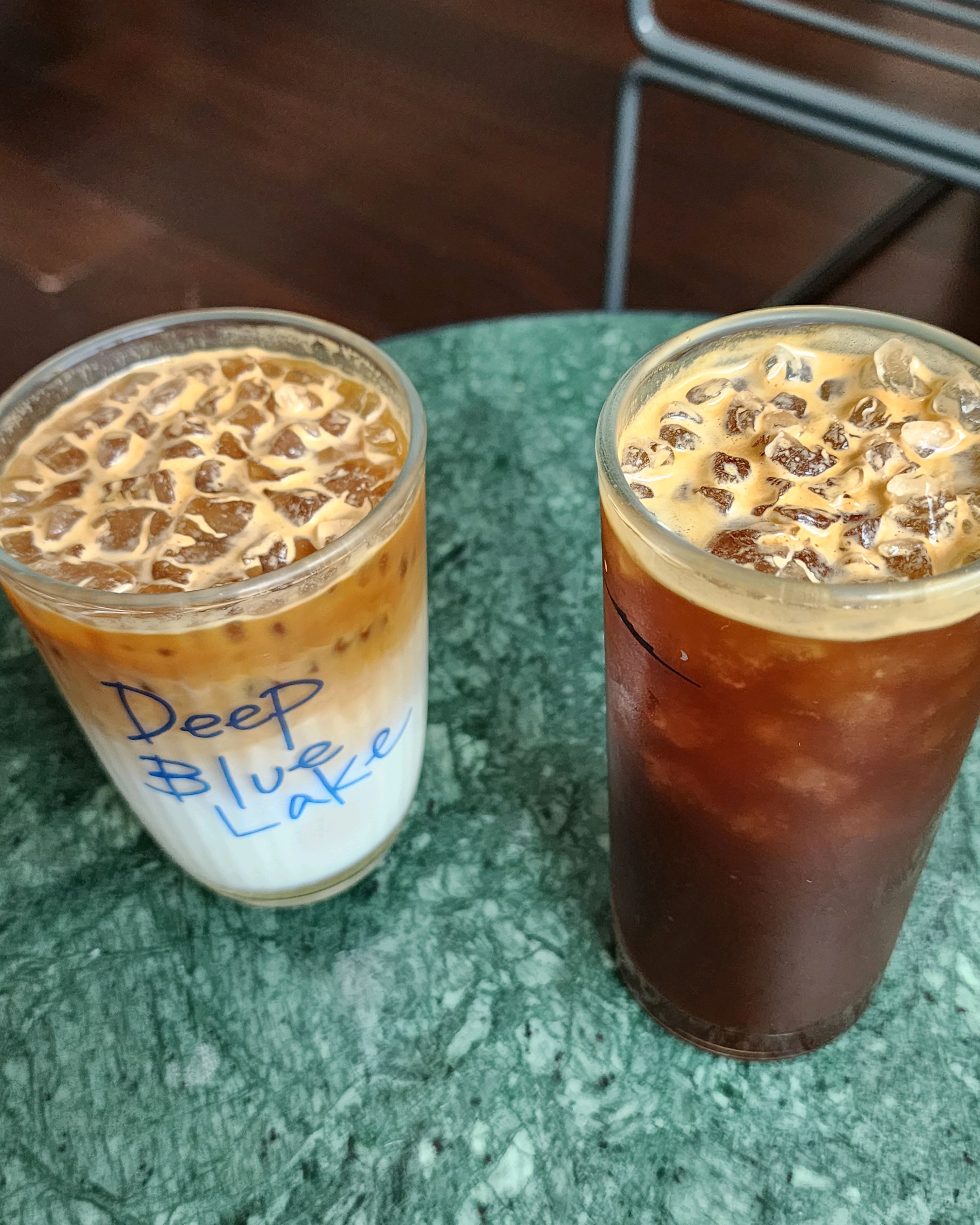 망리단길 근처에 틈새빌딩 건물에 꾸며놔서 운치 있어요. - 망원동 맛집 딥블루레이크