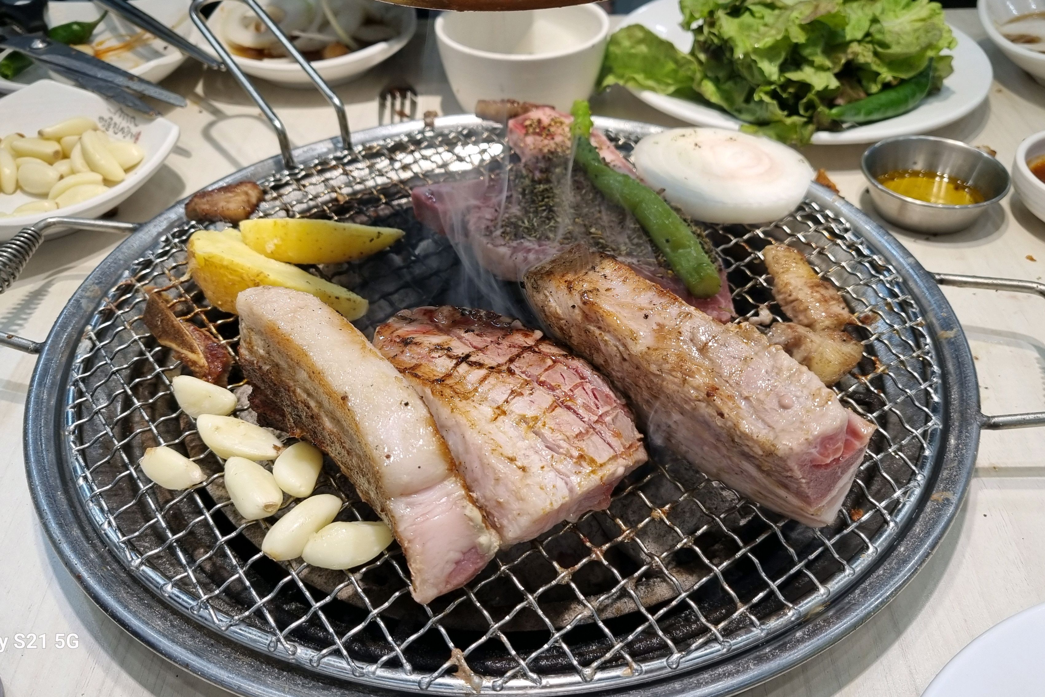 편하게 가져다먹을수 있게 세팅되어 있어요. 다만 불이 좀 약해서 먹는데 시간이 걸리긴했어요