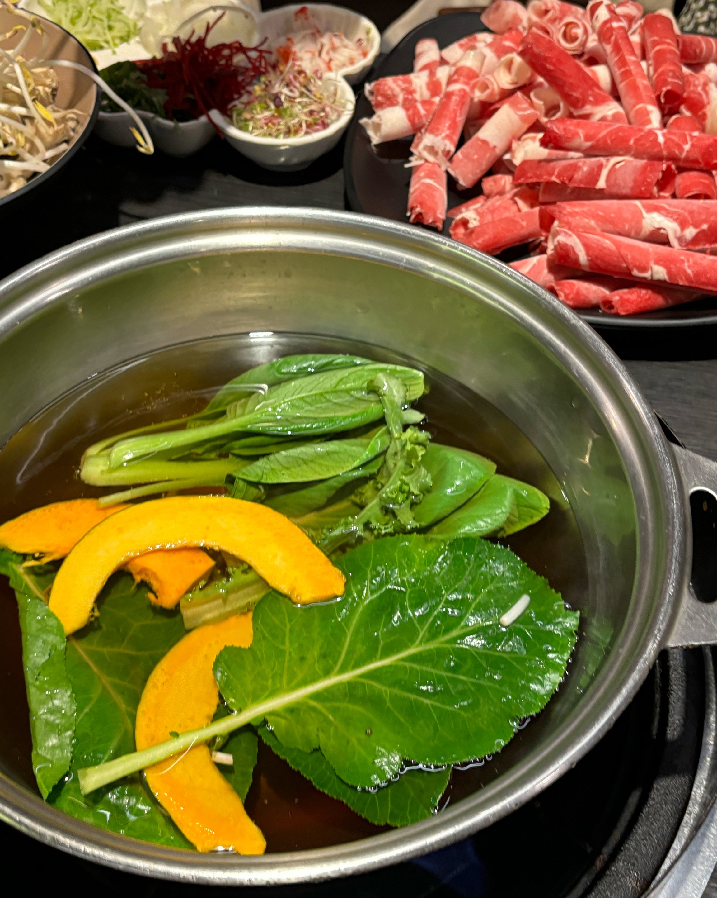 마음껏 토핑을 고를 수 있고 다양한 샐러드 반찬이 있어서 언제 방문해도 배부르고 맛있게 먹
