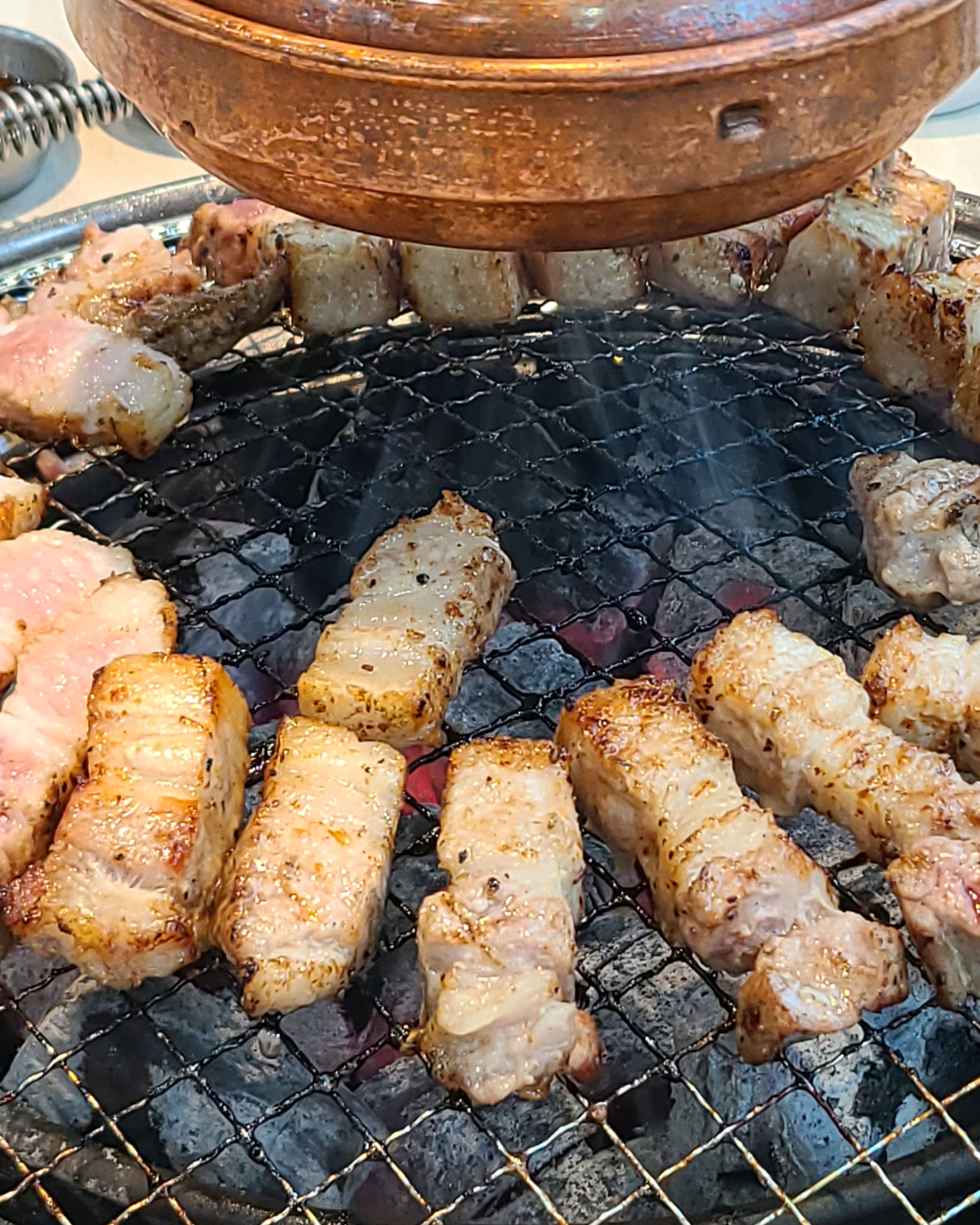 항상 고기먹으러 오는곳! 무한리필이라서 부담도 없고 항상 깔끔하게 관리되어서 집앞에 다른 