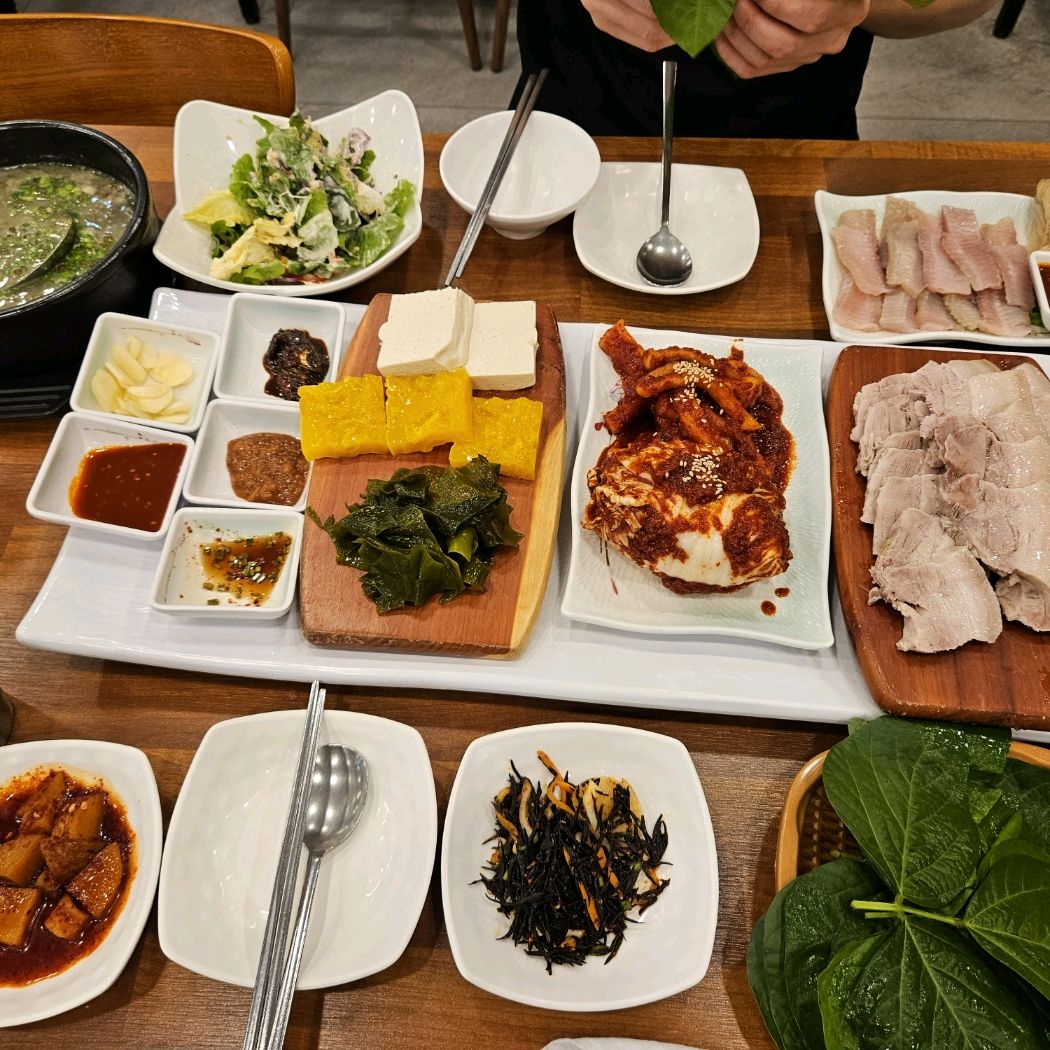 보쌈이랑 홍어 먹었어요~주차도 편하고 맛있어요 - 제주 맛집 제주돔베고기집