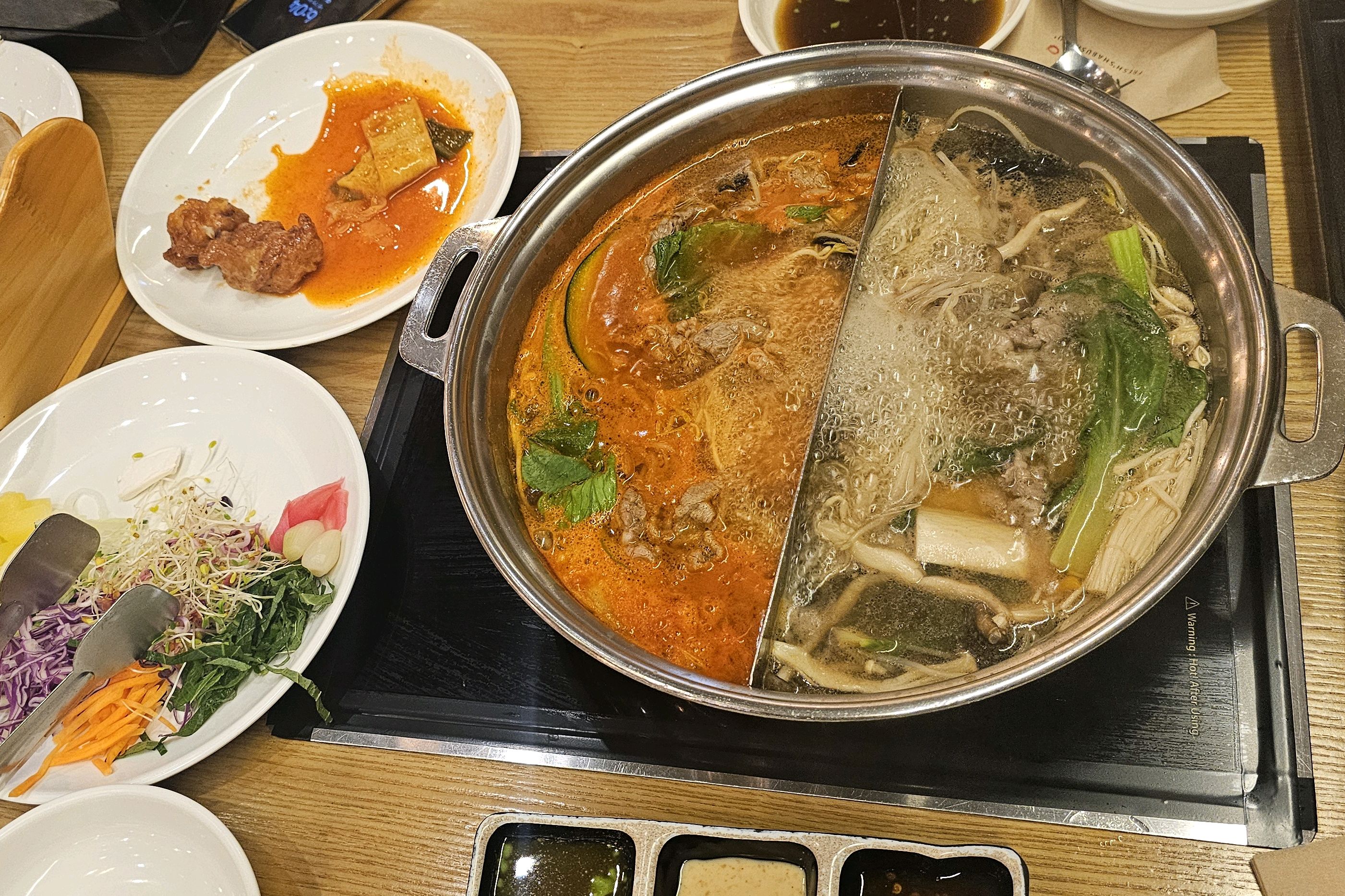 깨끗하고 깔금한 인테리어! 신선한 야채듬뿍 소고기 무제한 먹을수 있어서 배터지게 먹