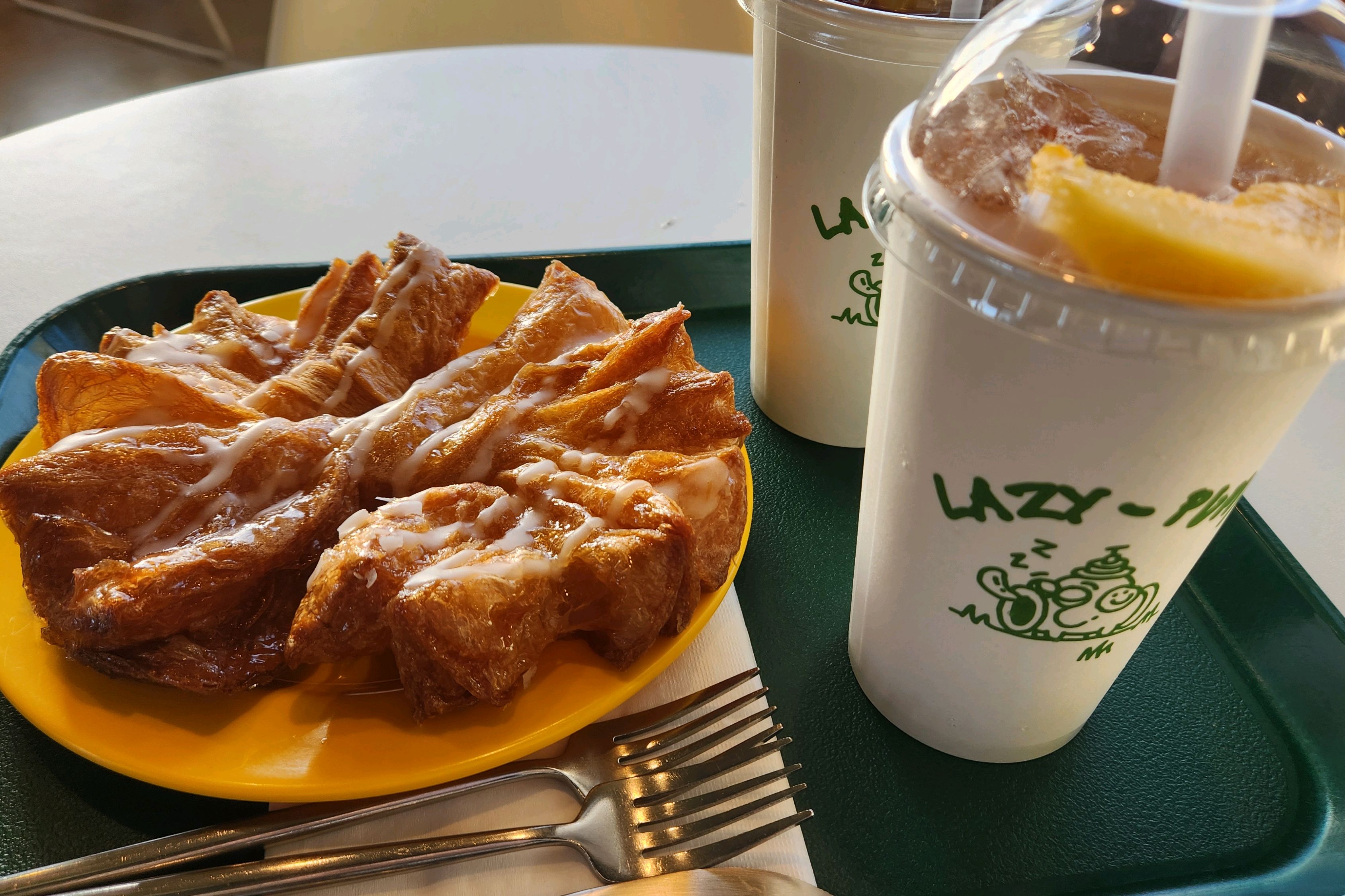 계산하시던 분이 사장님 같은데 친절하시네요. 확실히 뷰가 좋아서 중국 관광객들이 계속 물밀