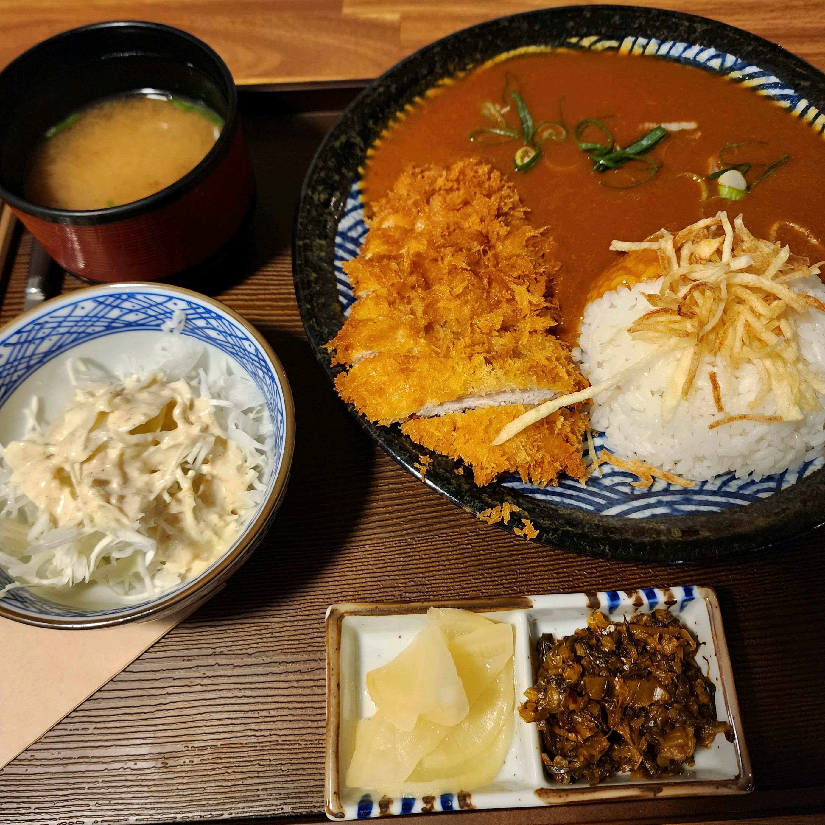 돈까스도, 모밀도, 음식이 다 맛있어요. 반찬과 샐러드도 깔끔하고 신선합니다.. 추천해요