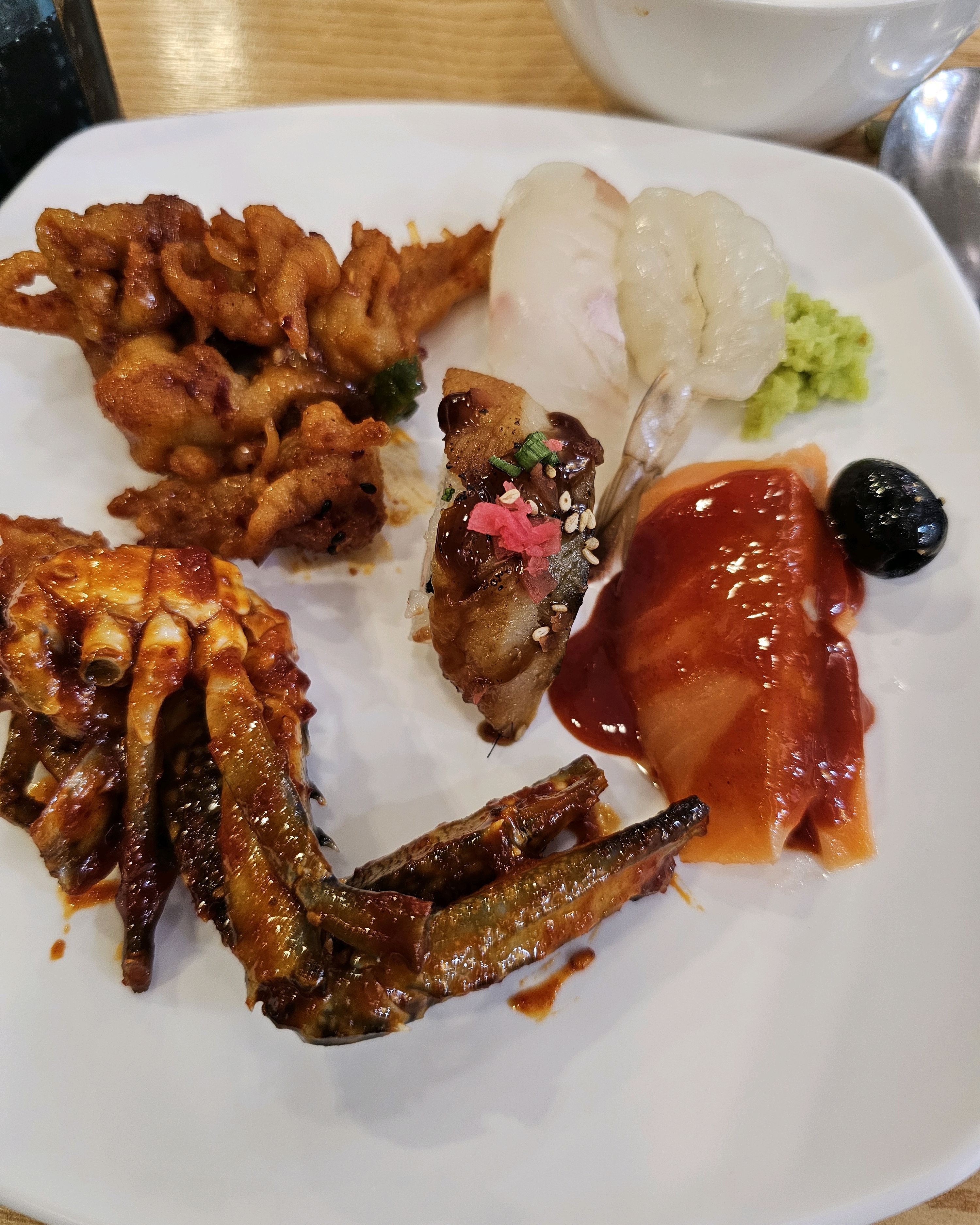 아니 뷔페에 닭발이잇다구요? 완전 신박햇어요 맛도잇어요 ㅎㅎ 진짜 배뷰르게 먹고 왓어요 ㅎ