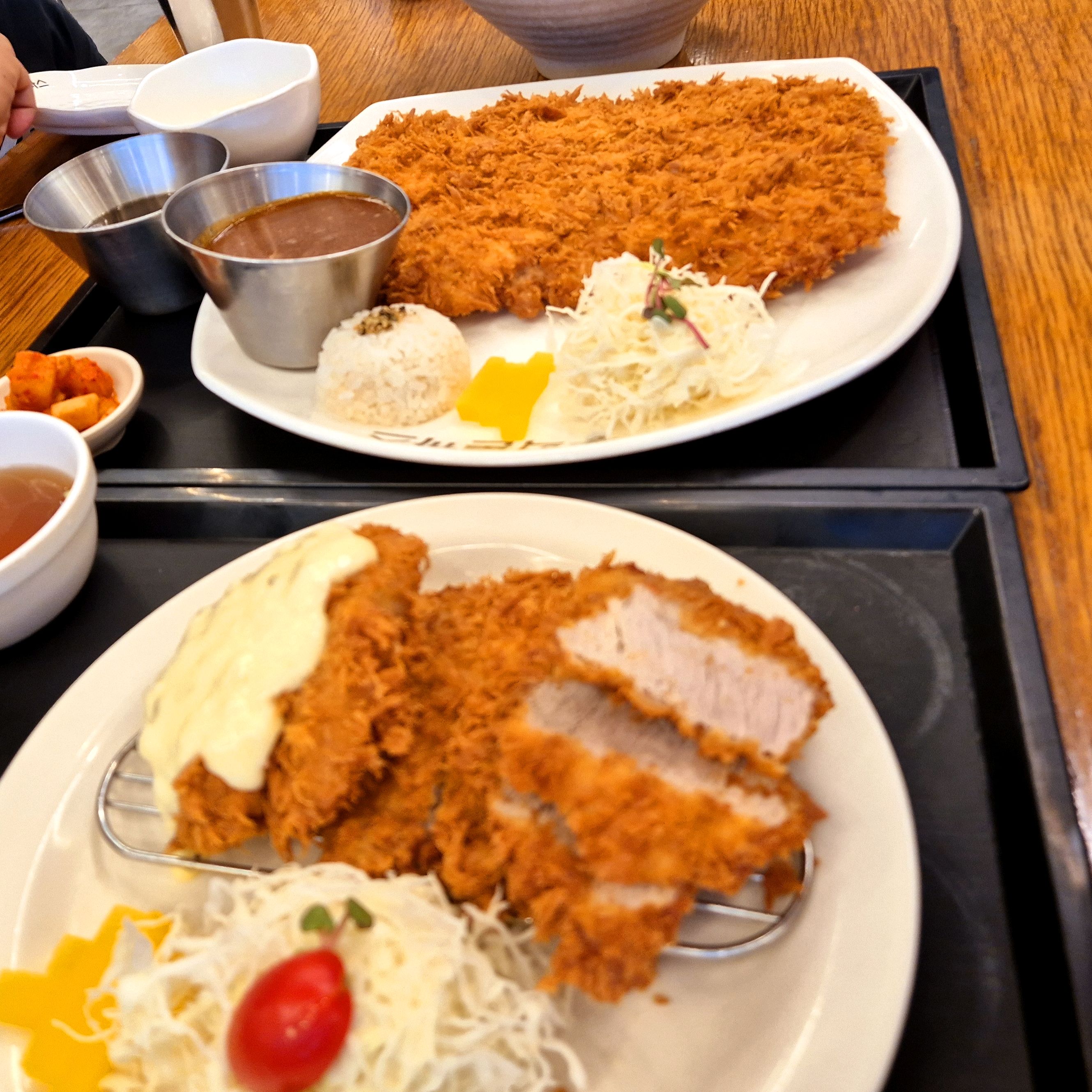 홍익돈까스 맛있는거 모르시는분 없죠? 기본 홍익돈까스는 옛날 방식의 돈까스로 진짜 대왕돈까