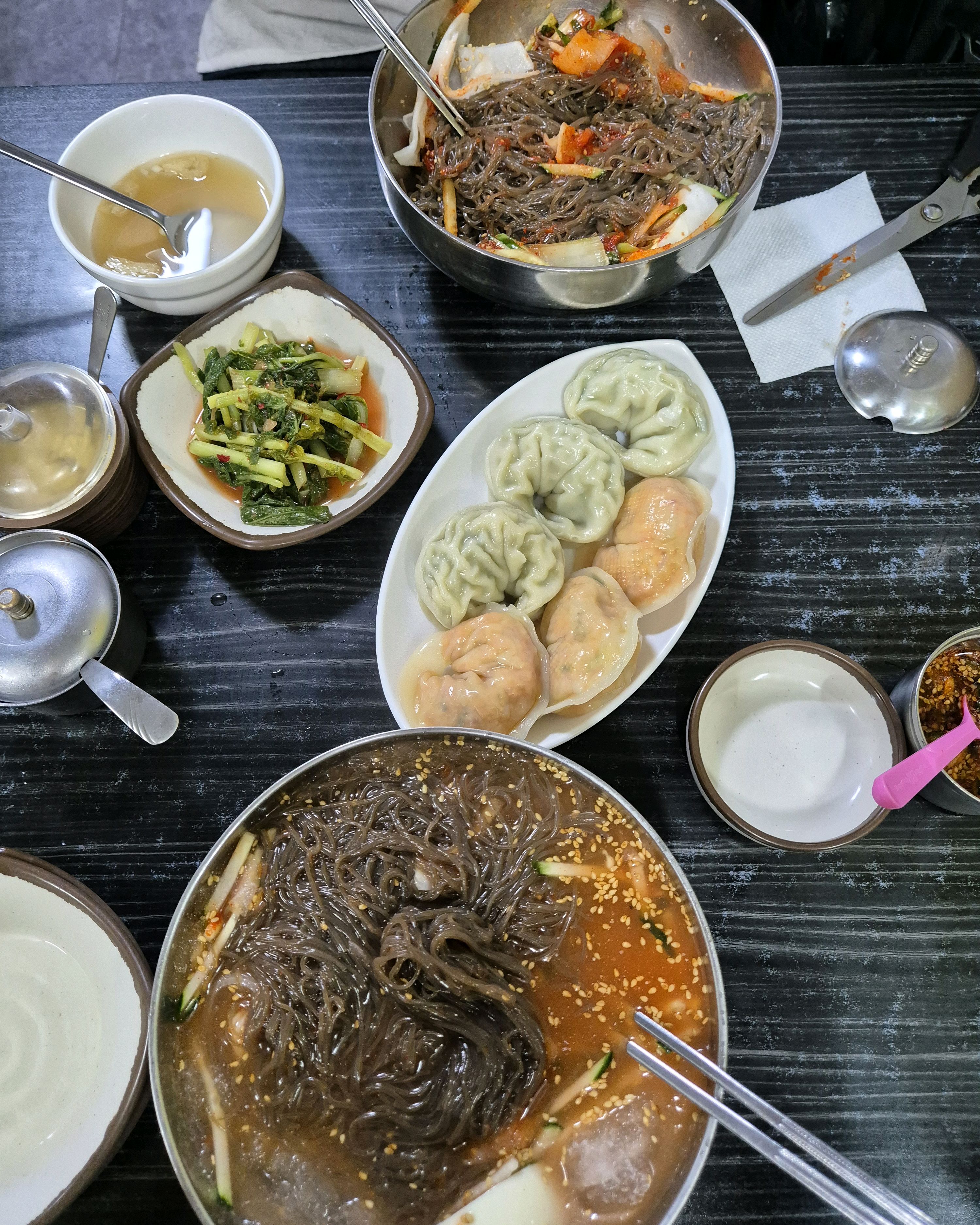 사장님들이 일단 친절해서 좋았습니다. 옆의 모 냉면집에 갔을때는 불친절해서 불쾌했었는데요.