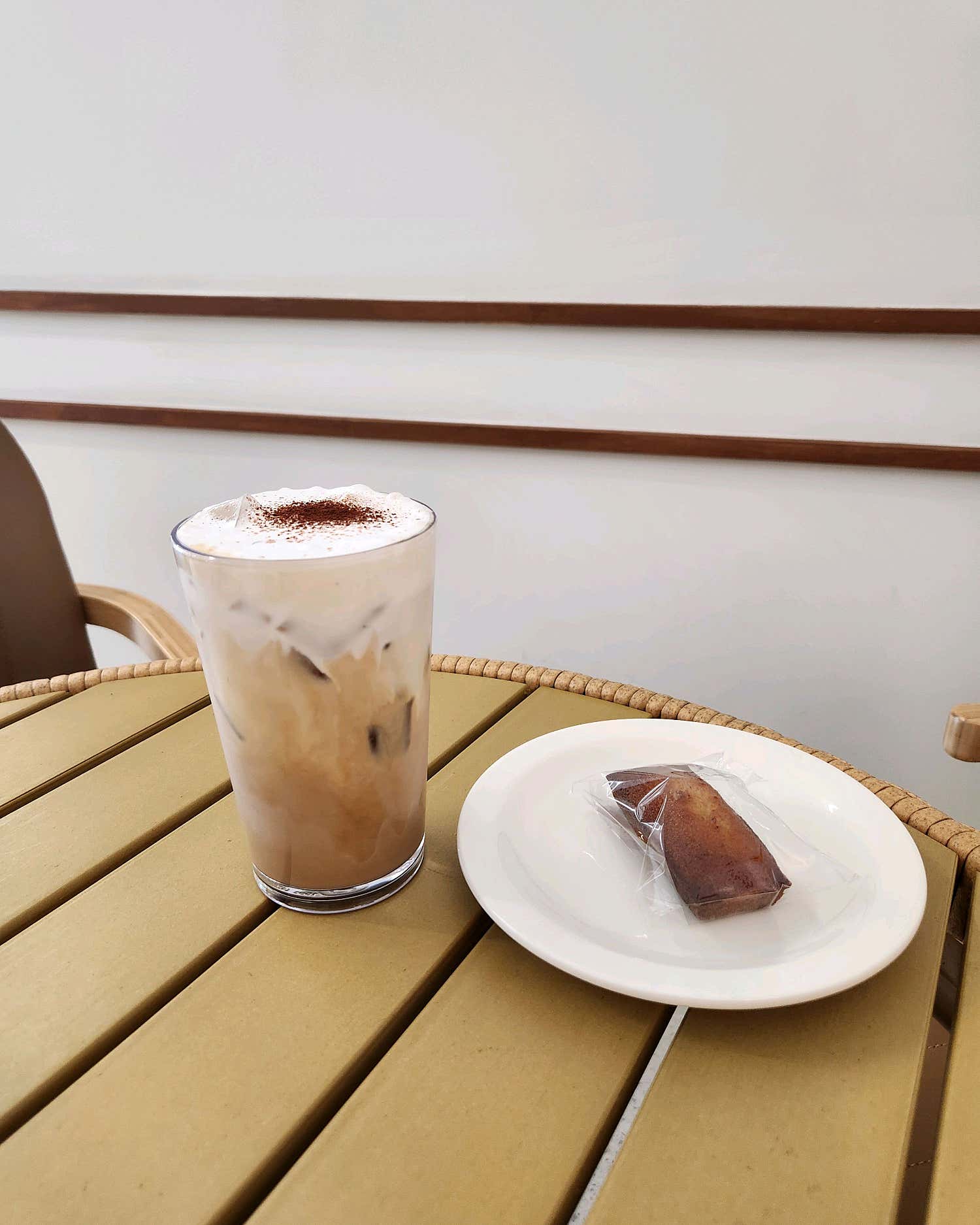 구움비 카페의 깔끔하고 현대적인 카운터와 내부 전경