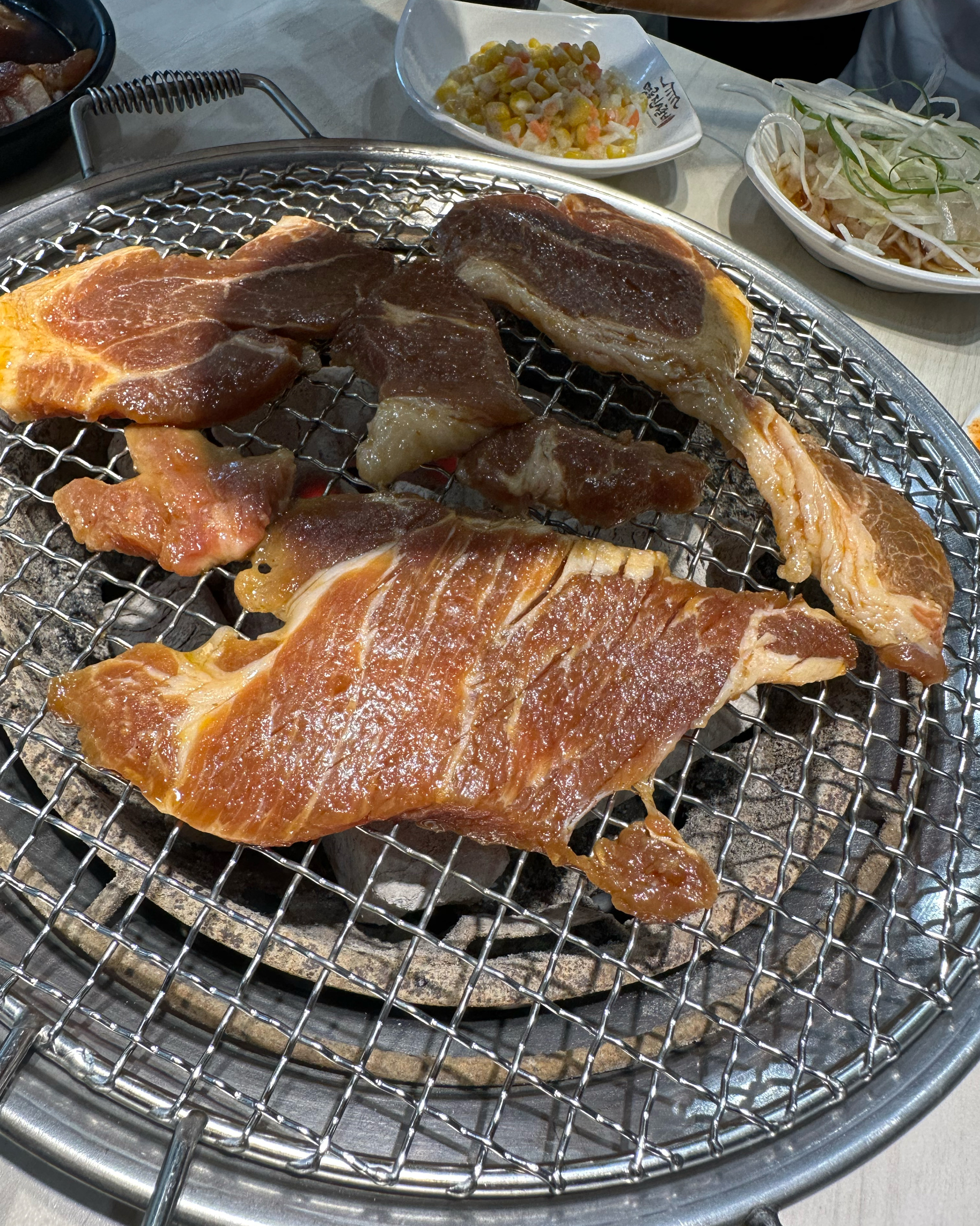 가족들과 고기 외식할 때 항상 명륜진사갈비를 오네요 다른 곳보다 가성비도 좋고 특히 야당점