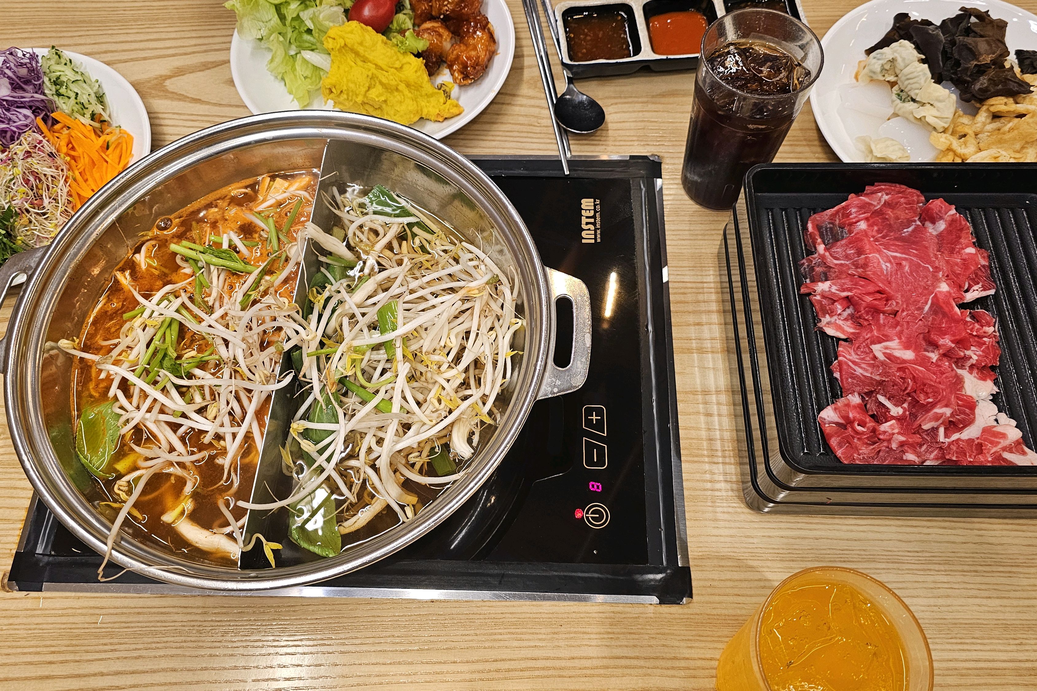 매장 엄청 넓고 80분 무한리필 런치코스로 먹고 왔습니다. 드링크바도 잘 되어있고 가성비가