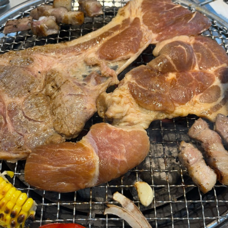 고기 맛있고 가끔 가는데 옆 테이블 치울때 알콜? 좀 안튀게 해주세요. 제 몸에 튀면 음