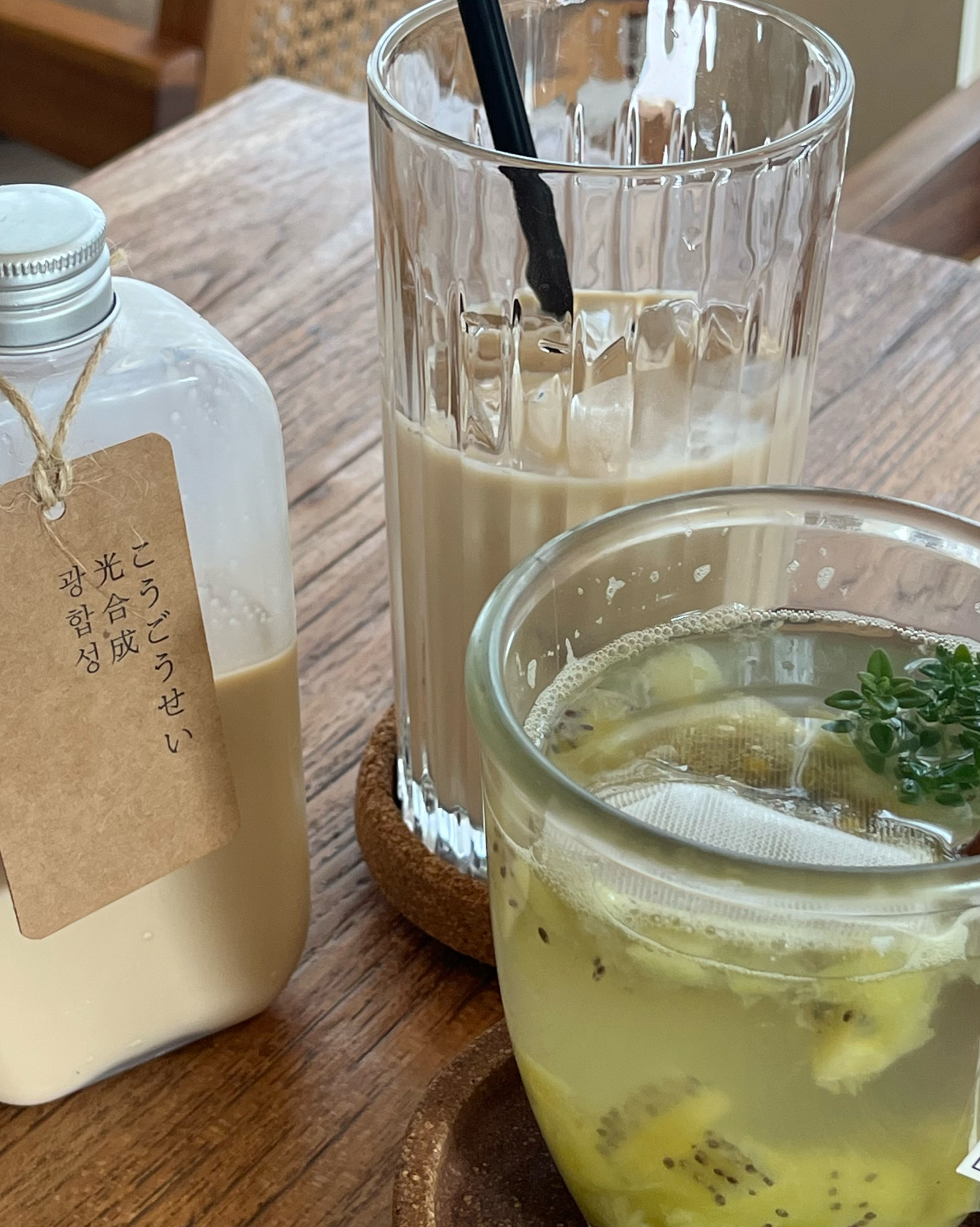 예쁘고 아기자기해요🍀 내부에 진짜 식물 데코라 푸릇하고 사진 잘나옵니다! 폭신한 방석에 테