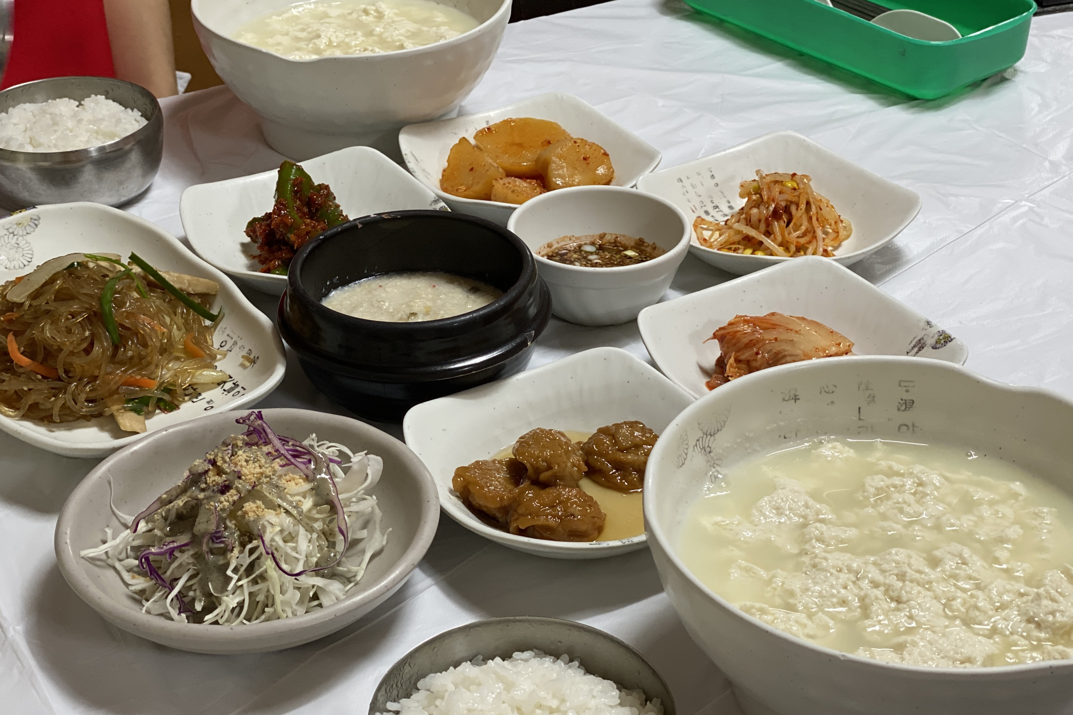 인당 1만원 초당순두부 입니다. 일찍 열어서 아침식사로 좋았어요. 두부 맛있었고 밑반찬도