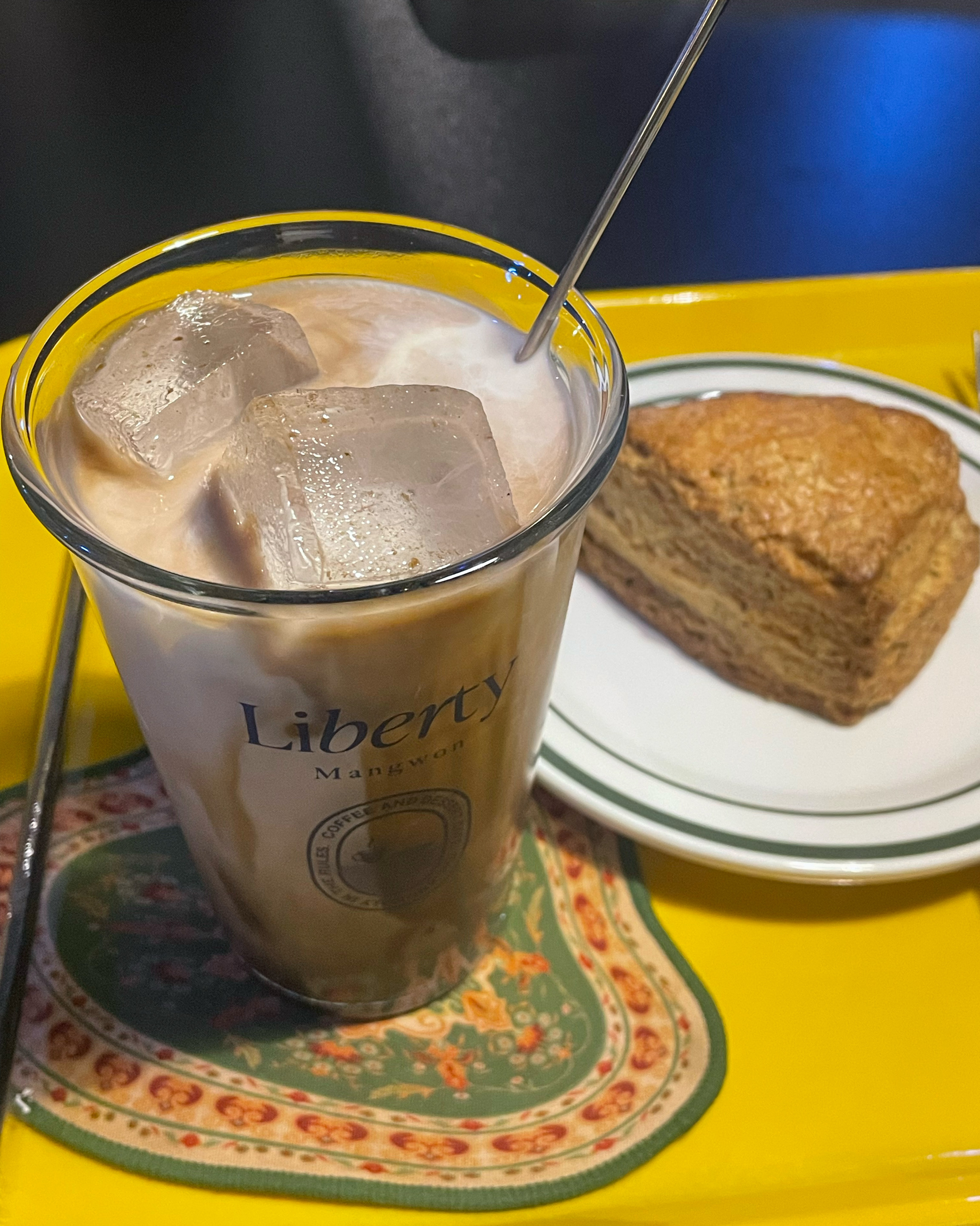 리벌티 블랙 라떼 모카 맛이 정말 진하고 맛있었어요! 다음에 온다면 다른 메뉴도 먹어보고
