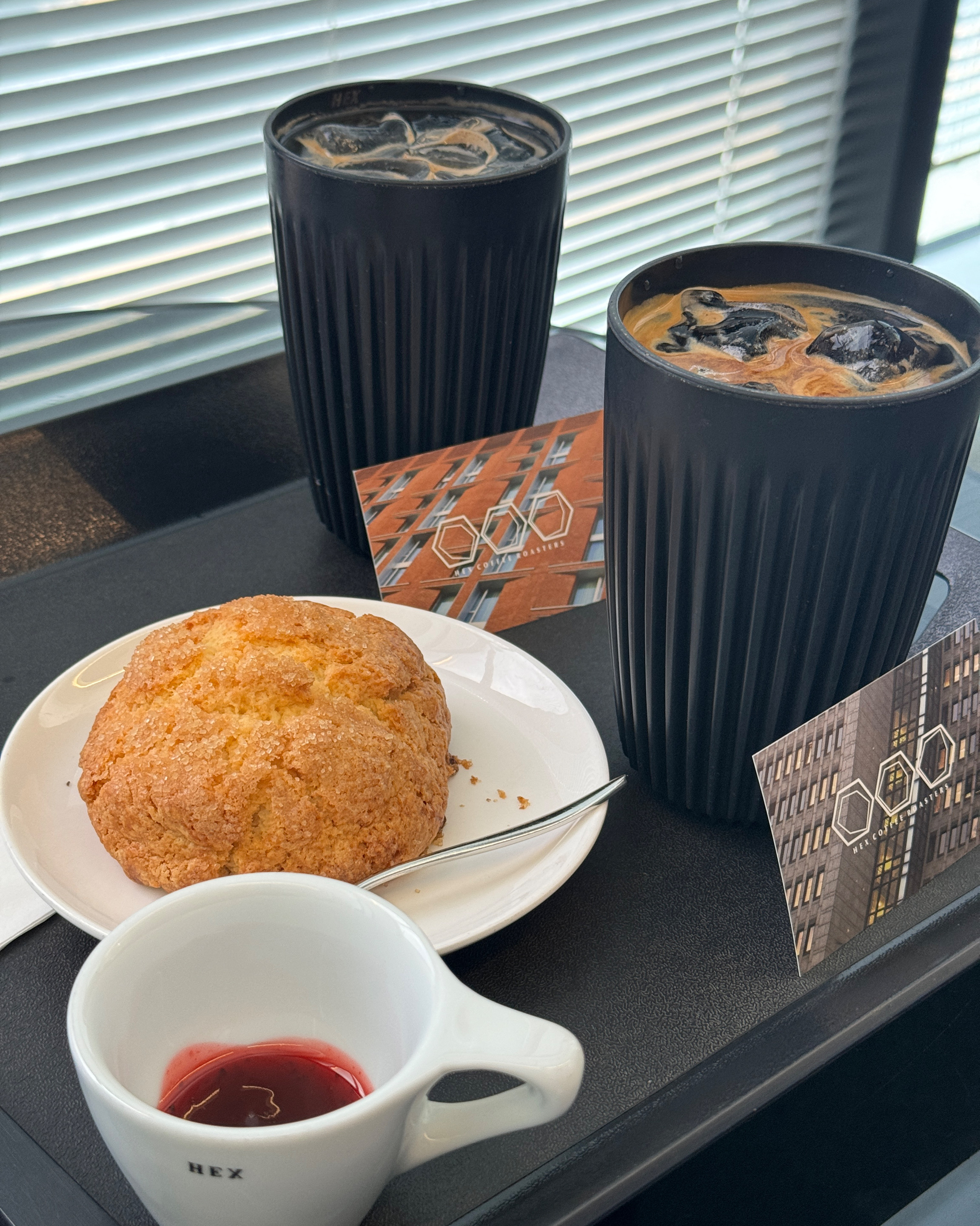 1포인트 커피 넘 맛있어요! 스콘도 너무맛있습니다 ㅎㅎ 시그니쳐 디저트먹어보고싶었는데 품절