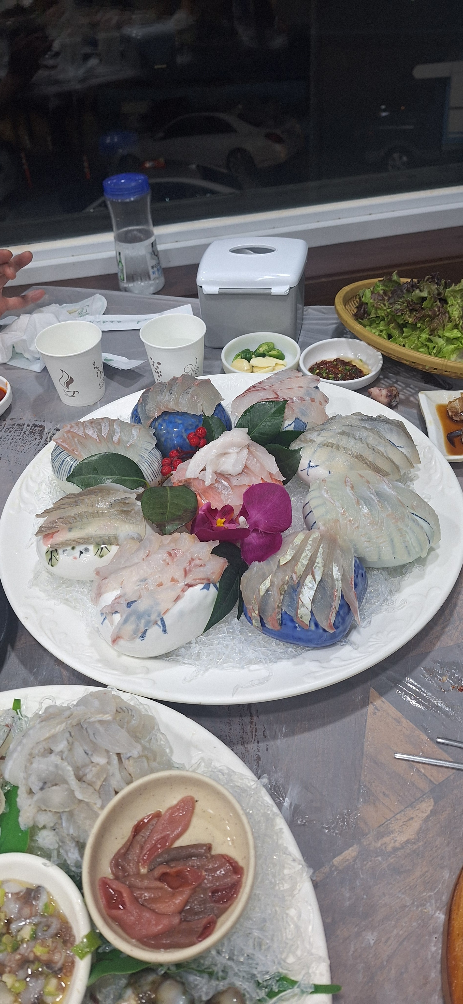 주방장인지 먼지, 회 손질하면서 담배피는 집. 부모님 때문에 참았습니다. 모듬회 대.중.소