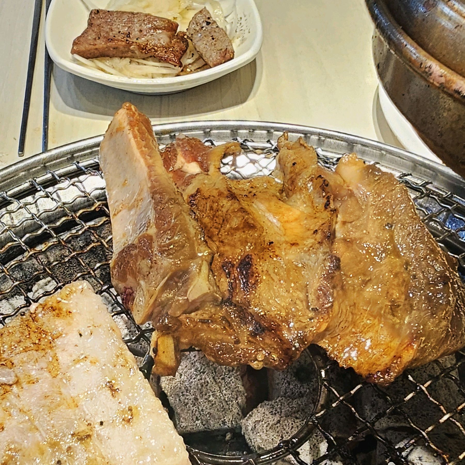진사갈비 오랜만에 갔는데 이지점은 매장도 넓고 갈비도 맛있게 잘 먹었습니다. 다른 종류 고