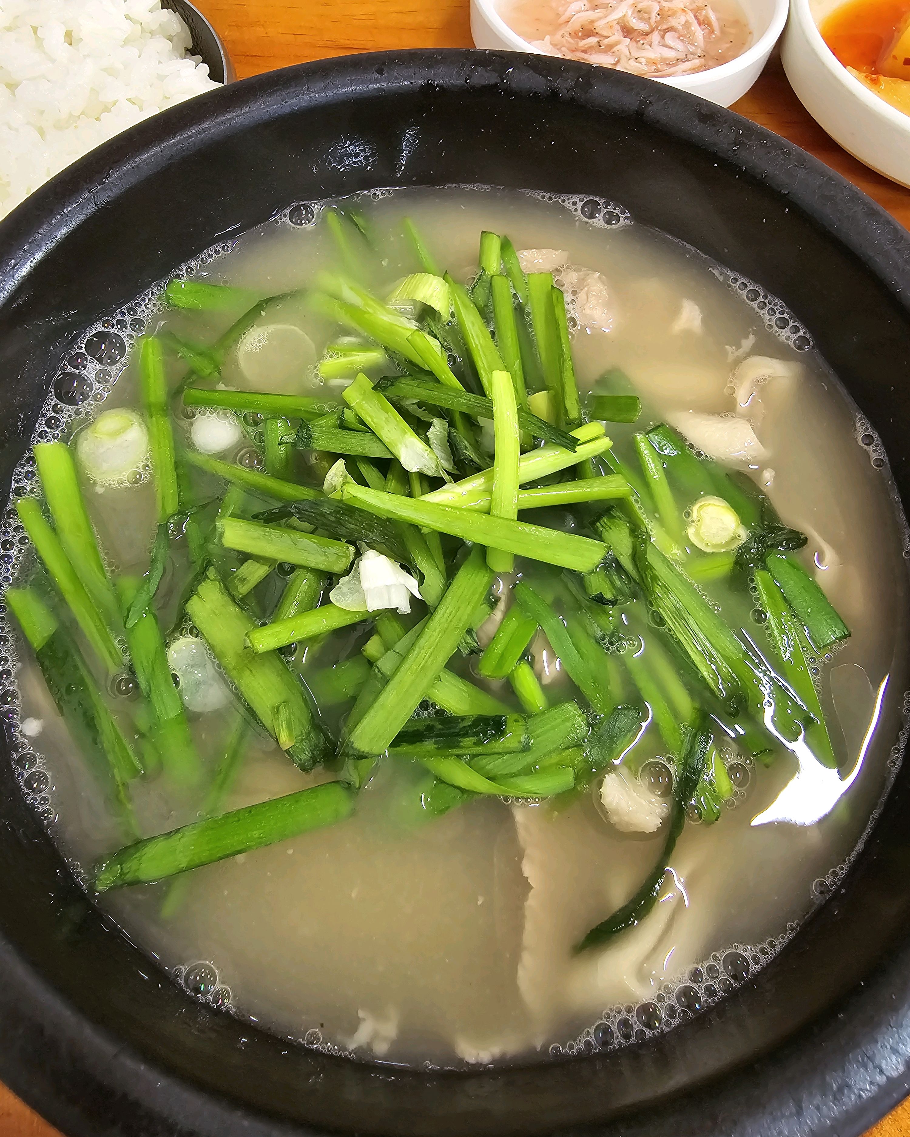할머니댁 오면 먹는 돼지국밥집이었는데 늘 맛있던 집인데 여름이라 그랬던 건지 고기에서 냄새