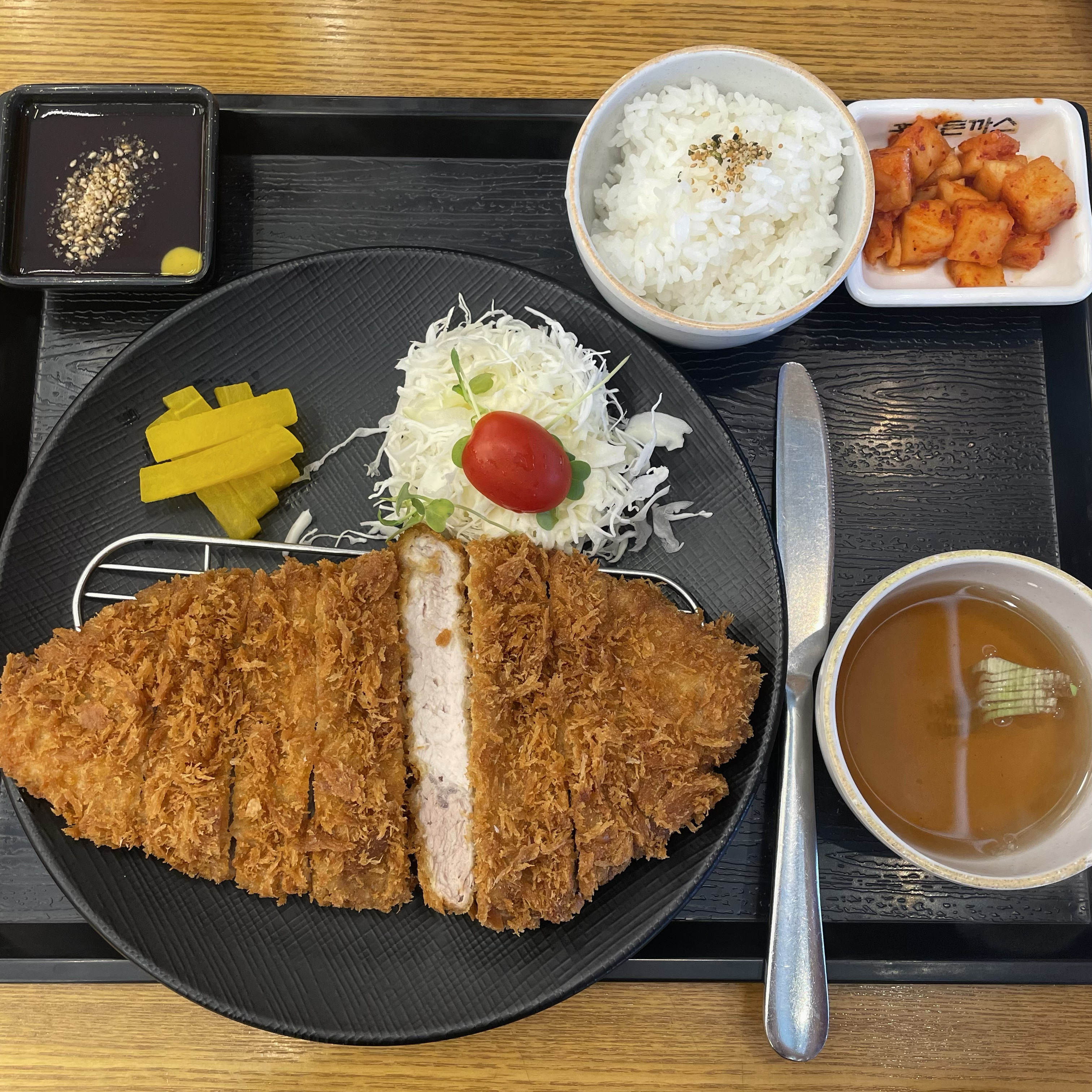 오랜만에 방문해본 홍익돈까스😊여전히 맛있네요 로스까스는 고기가 촉촉하니 부드럽고 맛있고 토