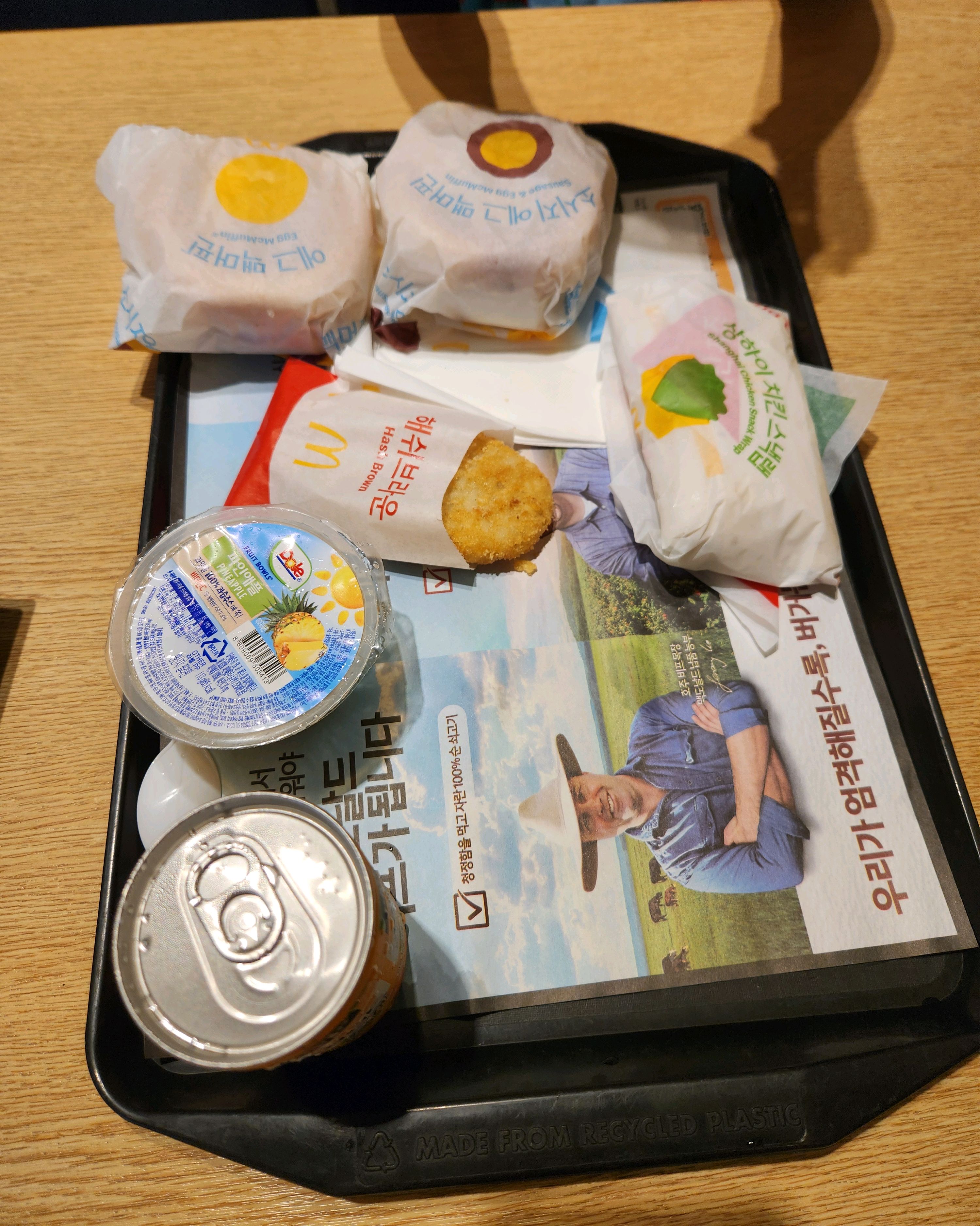 숙소 바로 근처라 간단히 맥모닝 먹으러 왔어요. 아이는 해피밀 세트 사서 장난감 받구 좋아