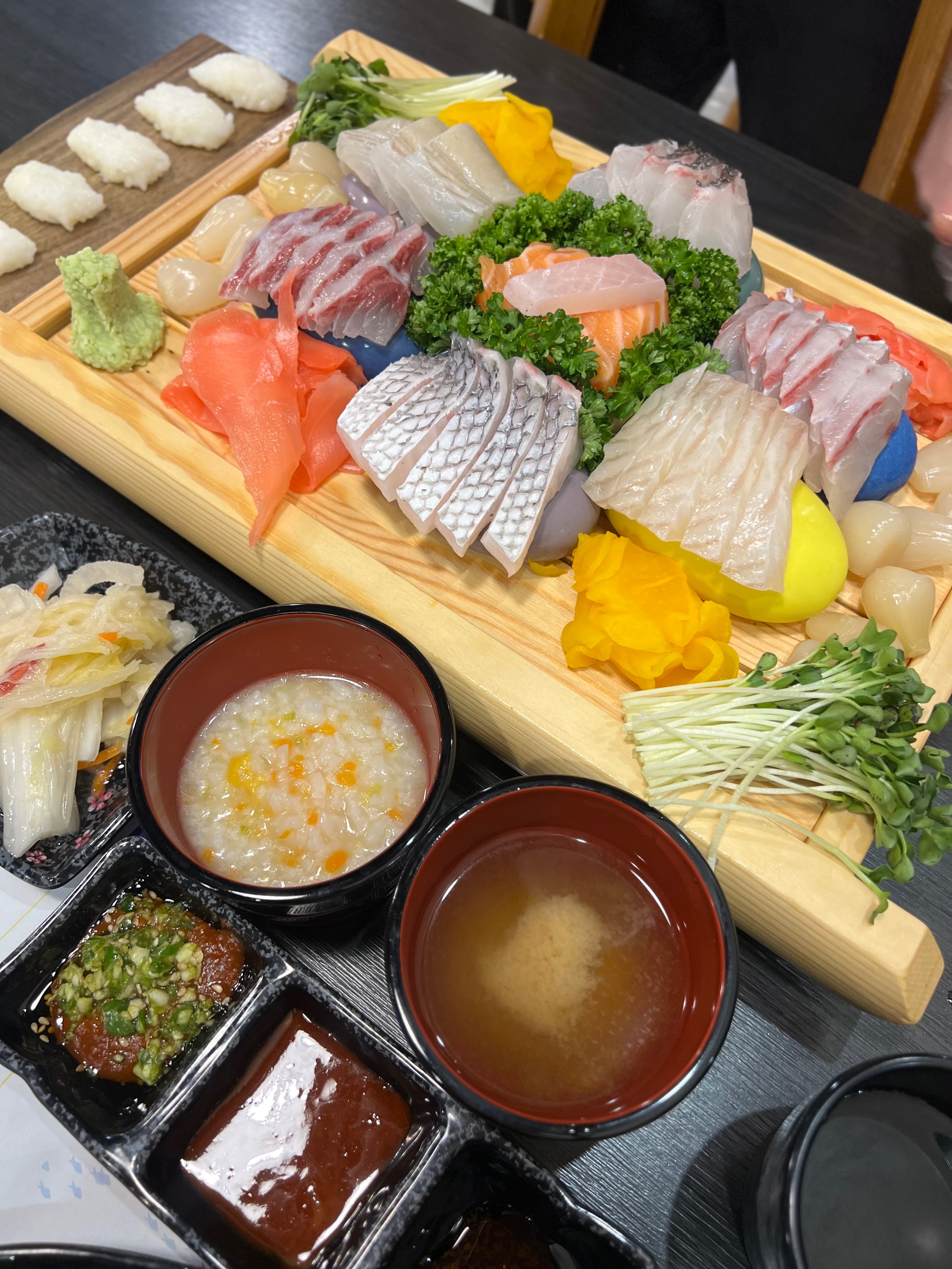 숙성회 진짜 도톰하고 신선하고 맛있어요! 멍게랑 전복도 비린내 없이 맛있고 아이랑 갔는데