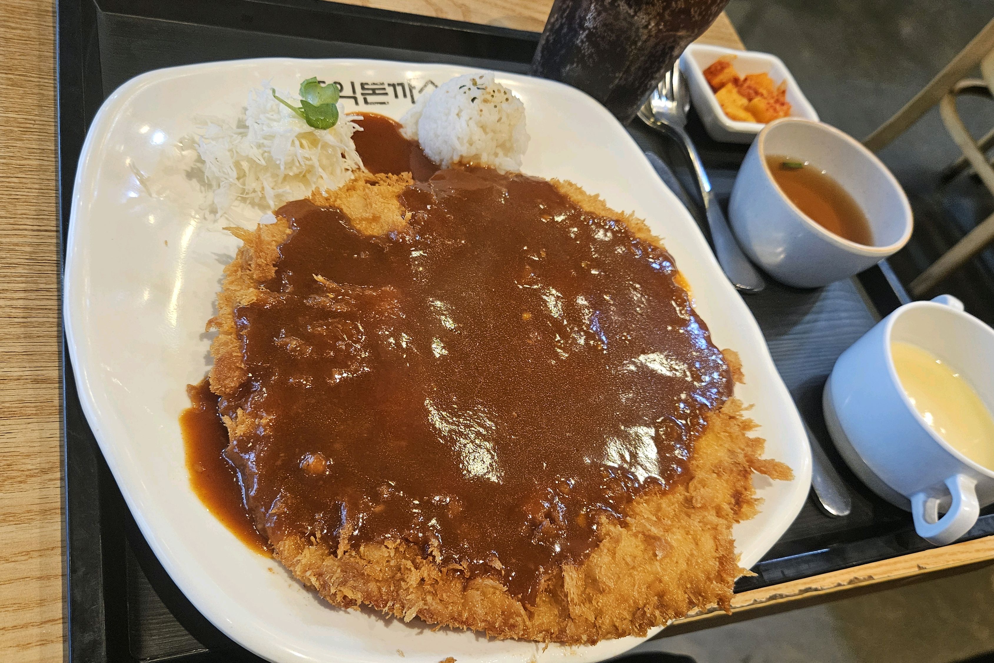 매장넓고 돈까스도 맛있었습니다!! 소스가 살짝 토마토소스 느낌이 강했는데 덕분에 크게 안물