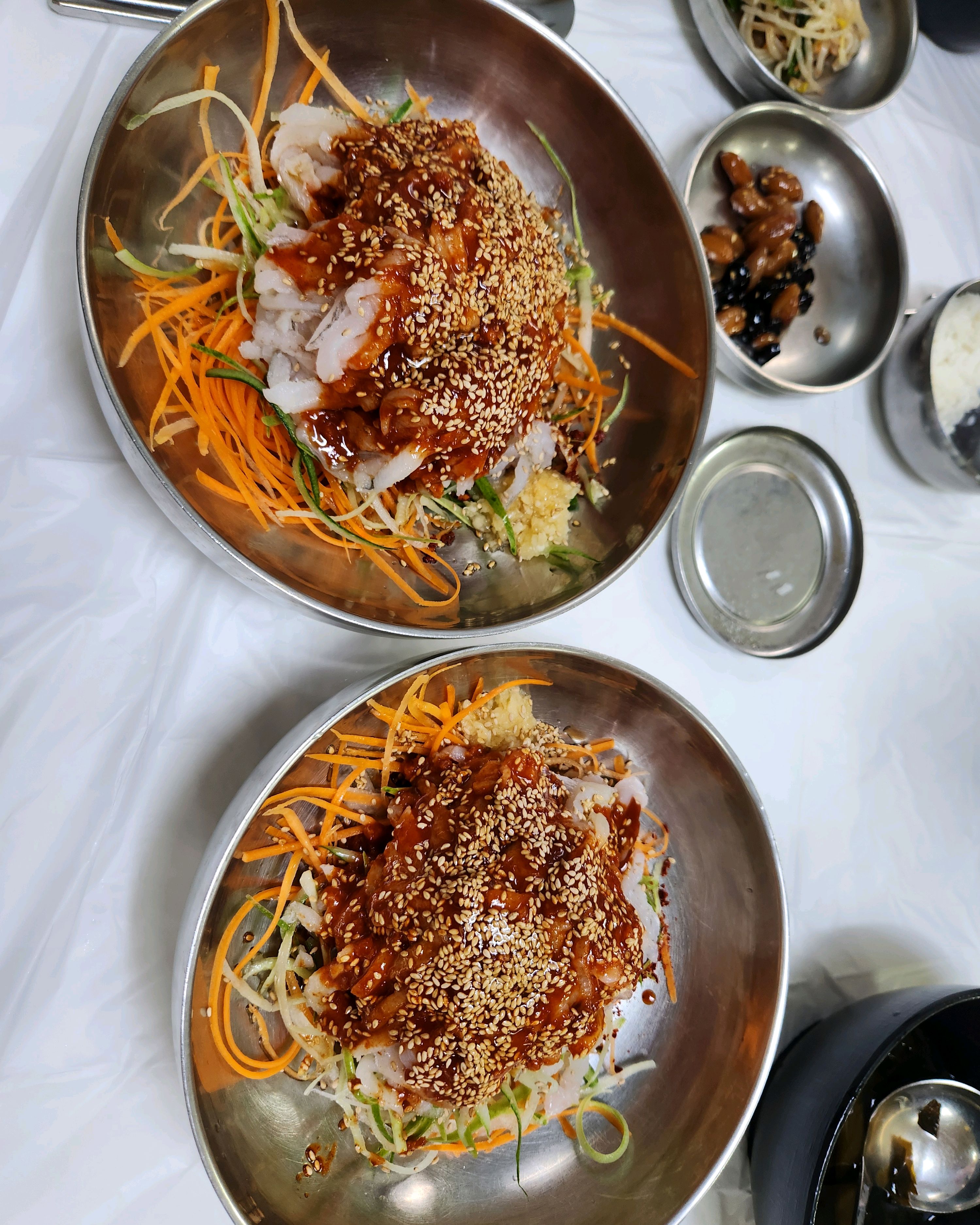 야채추가 3000원 했어요. 미역국은 제스탈이 아니라 안먹었네요. 물회는 회식감이 탱탱하지