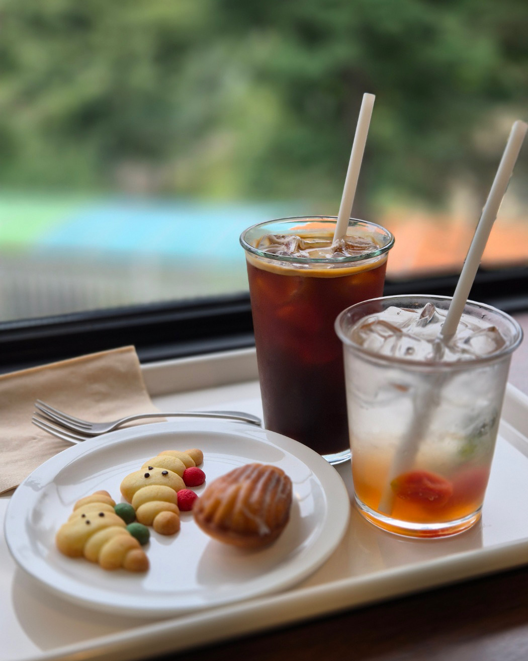 장화쿠키랑 마들렌 너무 귀엽고 맛있구 커피 진심맛있어요,,, 고소합니당🍂🤍 그리고 진심 토