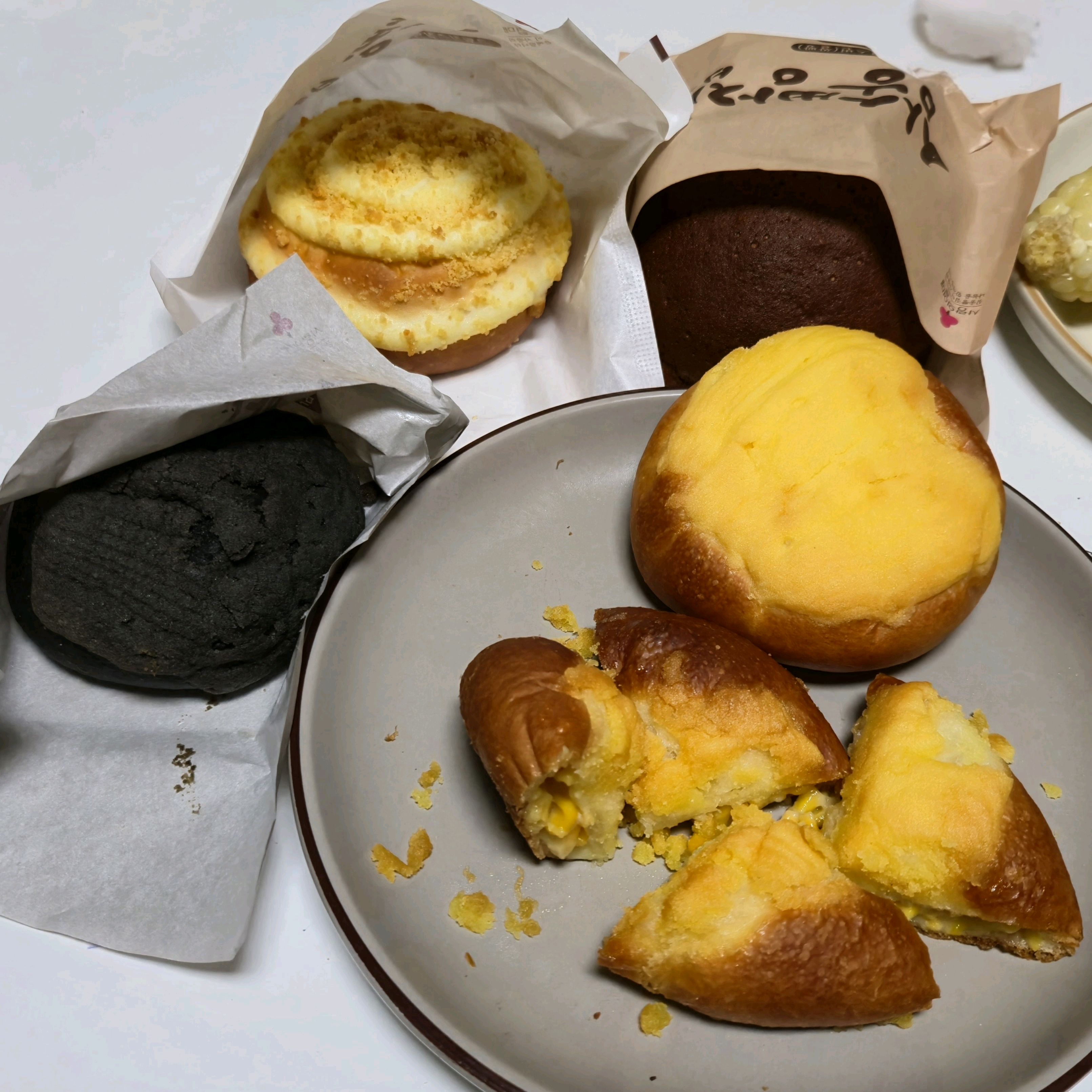 삼송빵이 강릉에 있다길래 마감 직전의 늦은 시각에 비바람을 뚫고 찾아갔어요. 큰길에서 골목