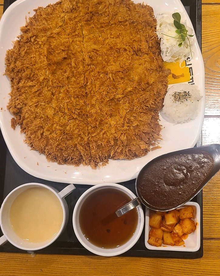 두명갔는데 왕돈까스랑 세트A주문했어요 돈까스 사이즈 보고 놀랐어요 정~말 왕돈까스 맞네요