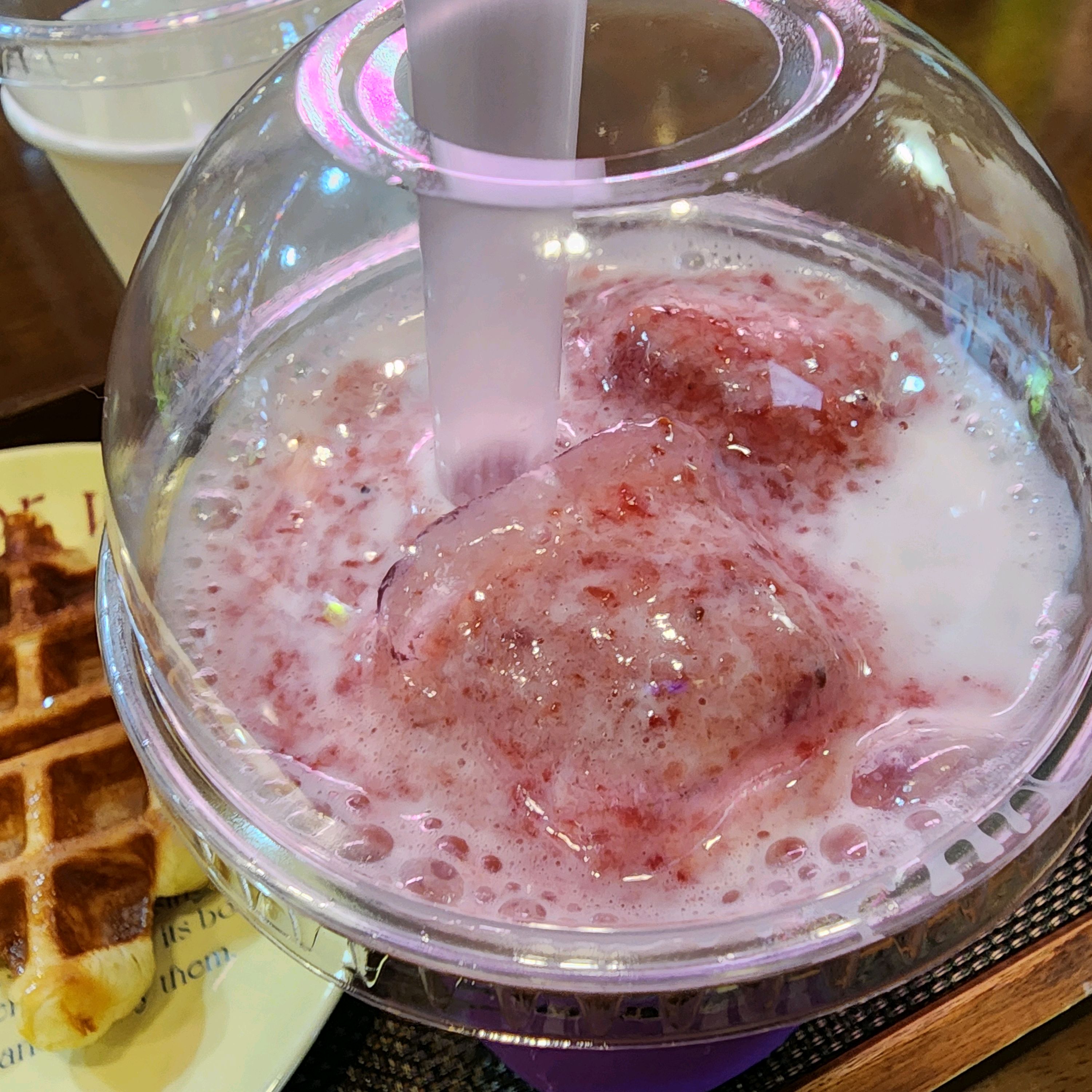 딸기라떼 딸기청을 안쓰고 딸기퓨레를 직접 갈아주셔서 많이 달지 않고 진하게 맛있어요 - 불당동 맛집 카페디스커스
