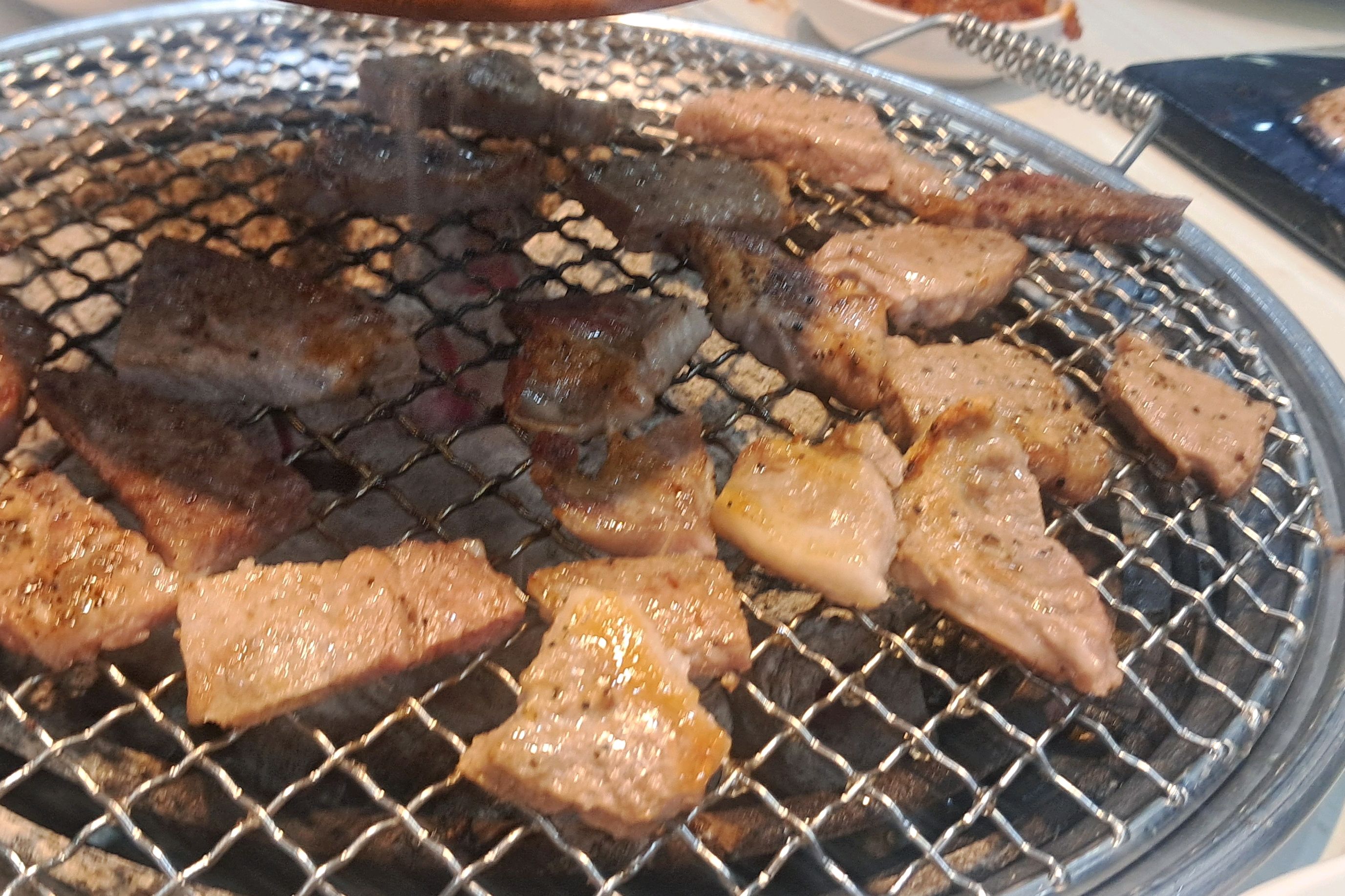 친구랑 놀다가 배고파서 왔는데 고기가 맛있었고 이가격에 무한으로 먹어서 가성비가 정말 좋았