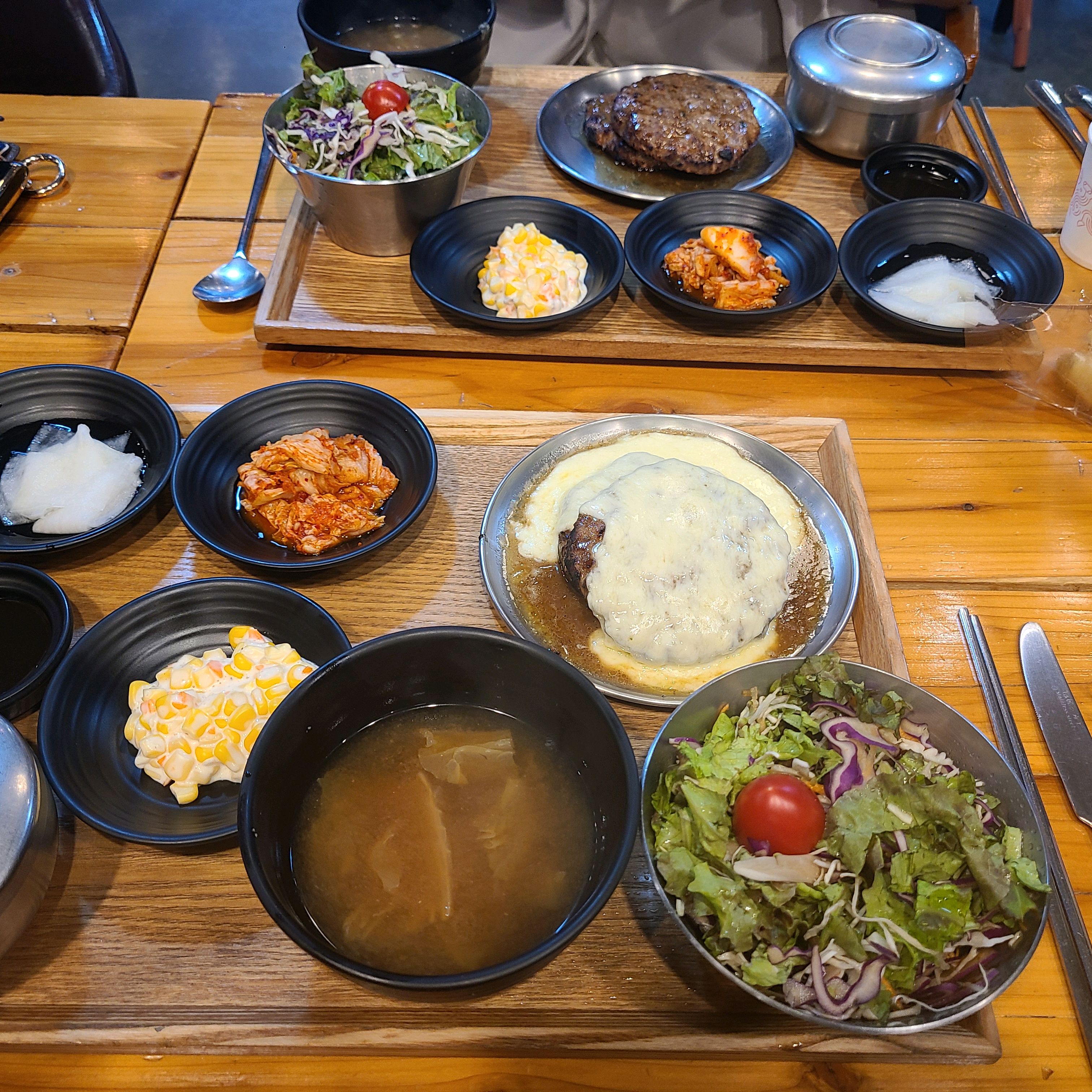 음식을 좀 가리는편인데 다 좋아하는 메뉴들로만 구성되어 나와서 먹기 좋았어요~ 아이들 먹기