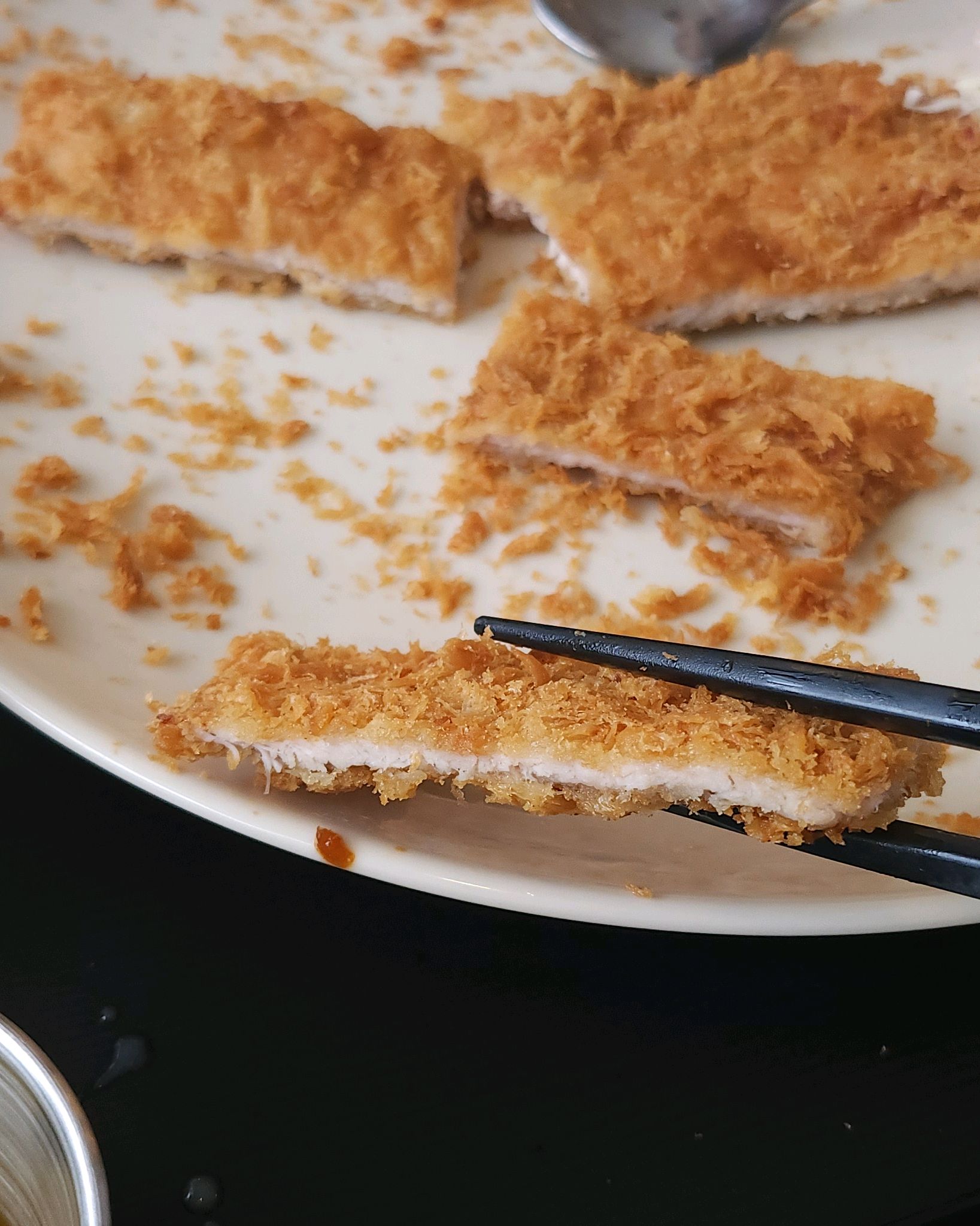 오랫만에 돈가스 먹으러 갔는데 돈까스를 정성스럽게 얇게 펴셨네요~ - 제주시내 맛집 홍익돈까스 신제주점