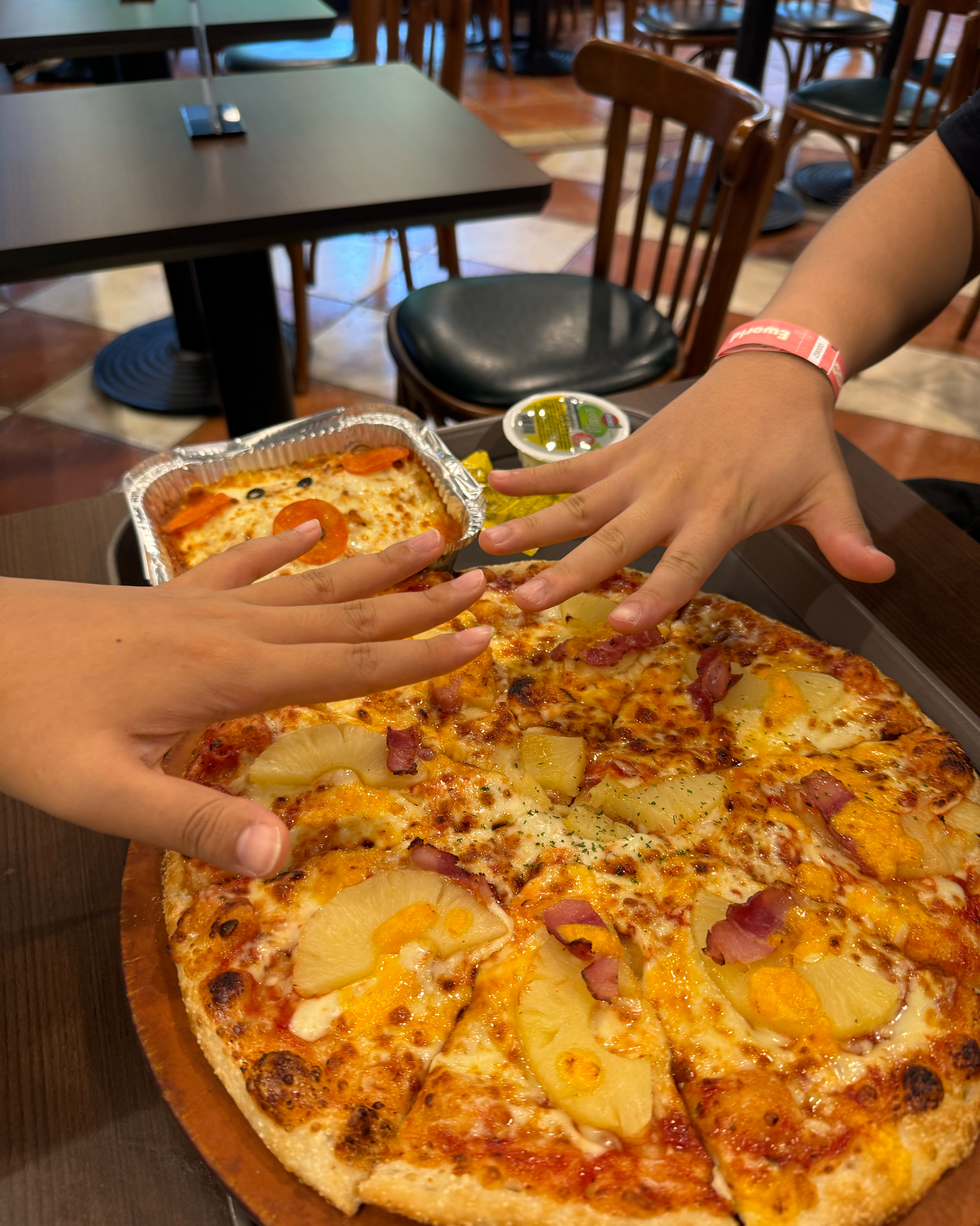 놀이공원에 있는 곳 치고 가성비가 좋아요~! 피자 한 판 9,900원인데 사이즈가 크네영🍕