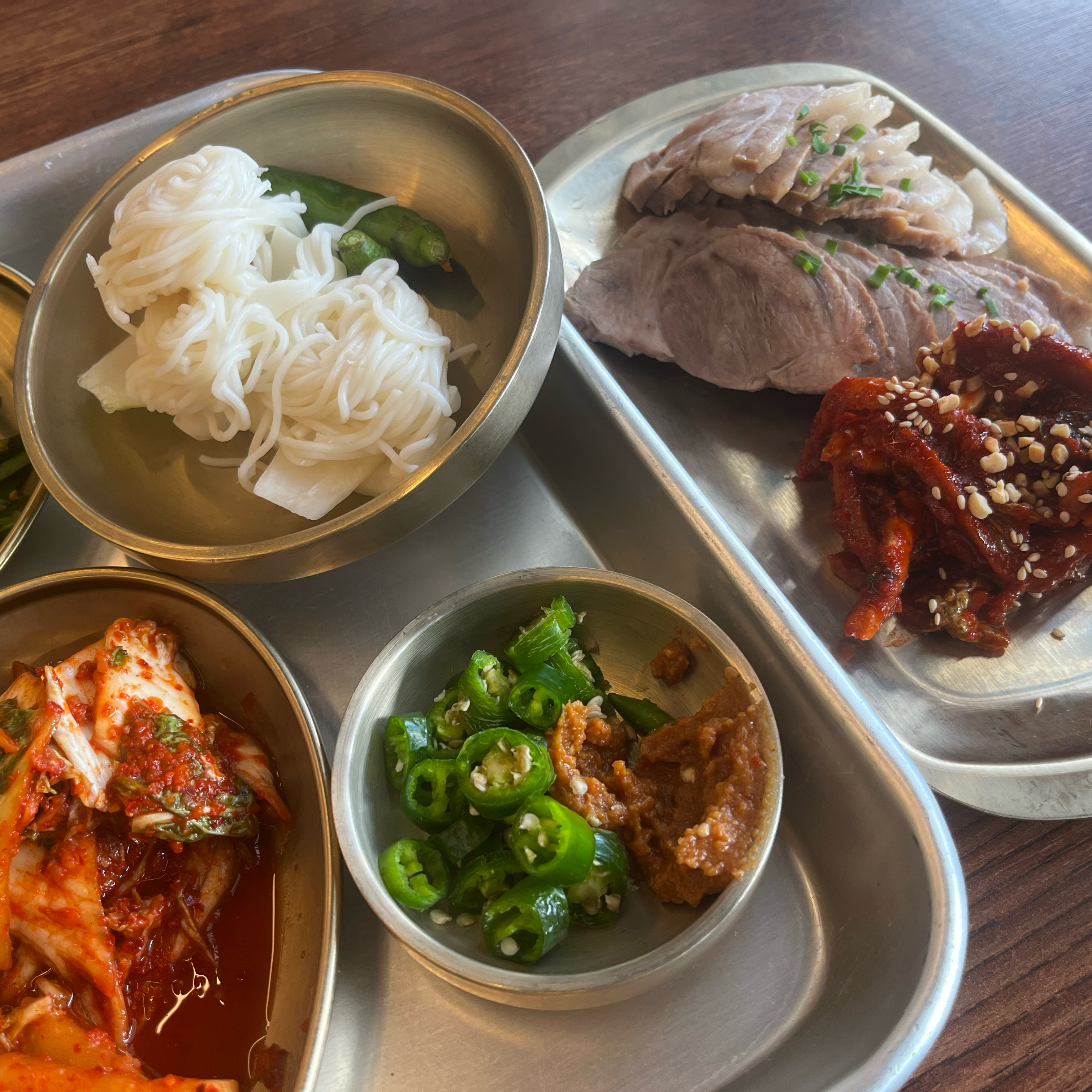 수육 나오는 시간 맞춰가면 더 맛있어요 - 권선동 맛집 안녕돼지국밥 권선점