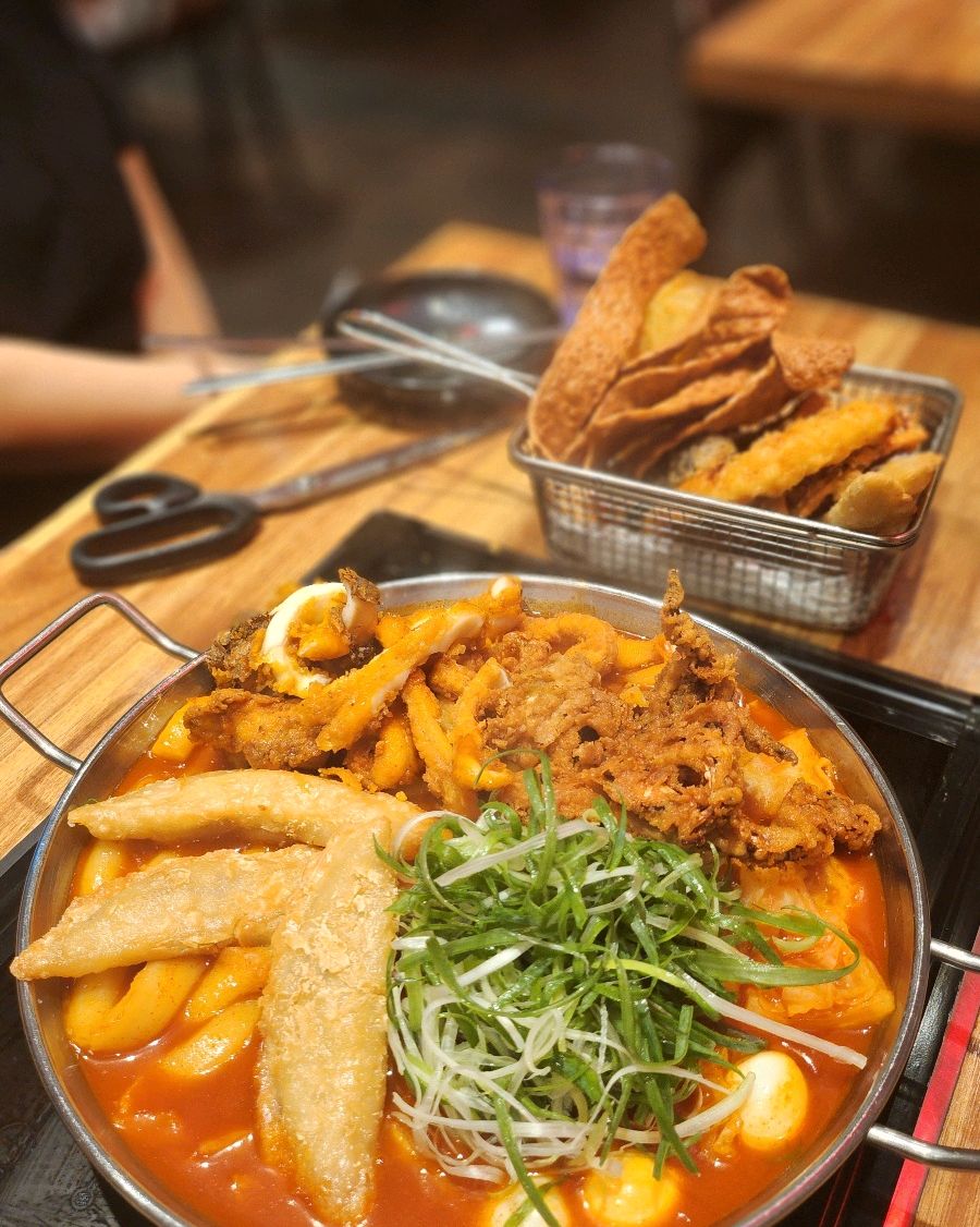 회사동료들과 점심에 먹은 즉석떡볶이 4명이서 3인분 세트 시켰는데 양이 많아 남았어요 통큰